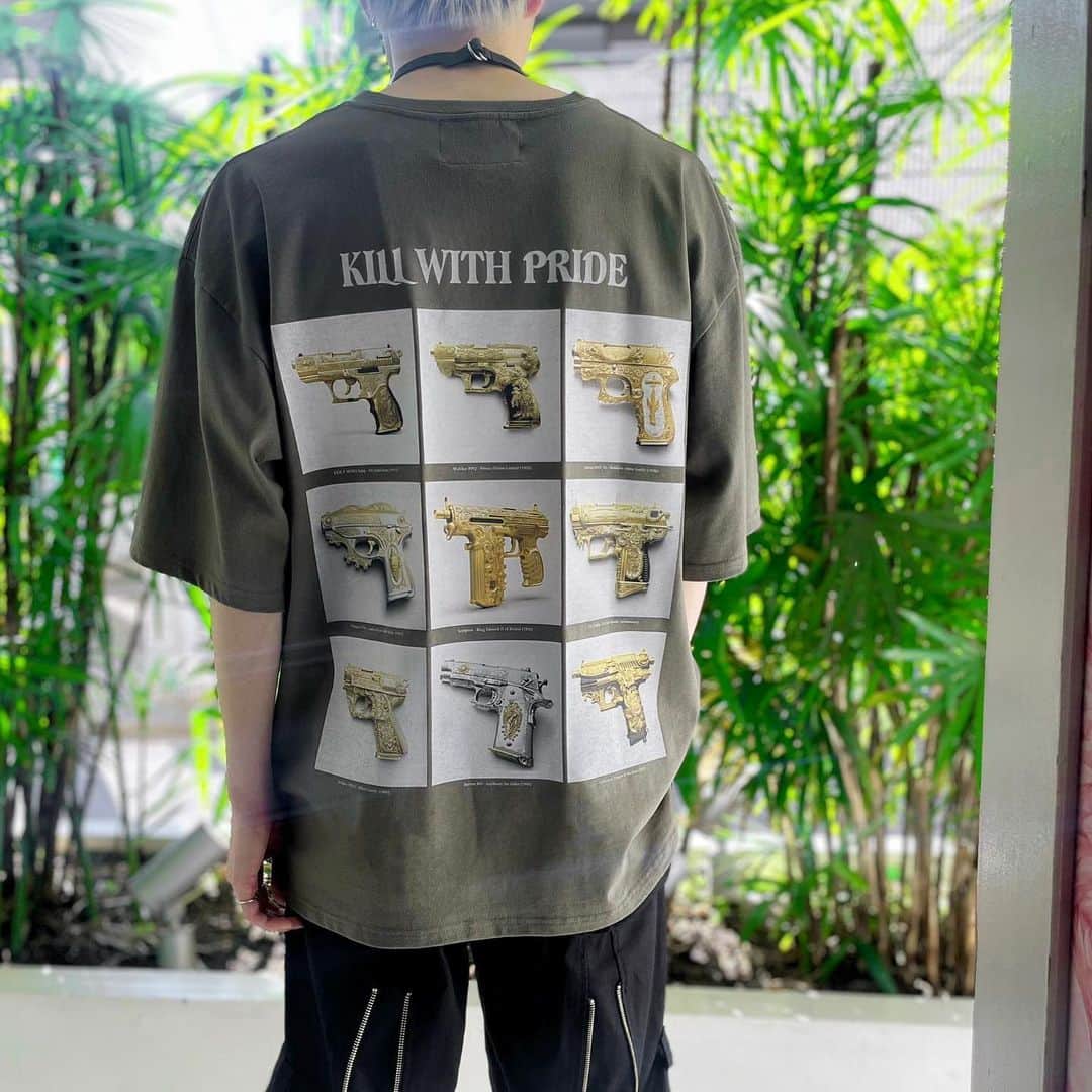 ミルクボーイさんのインスタグラム写真 - (ミルクボーイInstagram)「MILKBOY 2023 SUMMER COLLECTION  FANCY GUN TEE ¥9,680-.  華やかな拳銃が並んだバックプリントがインパクトのあるTシャツが入荷しました💥🔫 身幅を広くとったルーズなシルエットが特徴の一枚です。」7月2日 19時40分 - milkboyharajuku