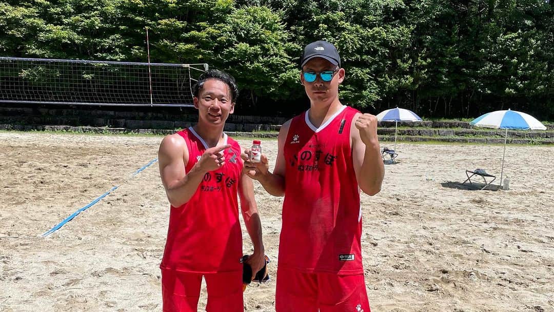 山本憲吾さんのインスタグラム写真 - (山本憲吾Instagram)「中京大学の後輩、 赤間とビーチバレージャパン長野県予選に出場しました‼️  忙しくて、練習できませんでしたが赤間がカバーしてくれて3位という結果で終わりました！ 暑くて、体力がやばかったですが楽しく試合ができてよかったです‼️  明日からの仕事できるのか心配です。笑  また新しい経験をさせていただきました！  今回、ユニフォームを作ってくれた倉嶋ちゃんありがとうございました！ 助かりました。笑 @koooooohei_32   ユニフォームには、 いつもお世話になっている岩手県北上市にある 井上スポーツさんのロゴを入れさせてもらいました！ これからもよろしくお願いします🙇‍♂️ @inospo01   #ビーチバレーボール  #ビーチバレー  #ビーチバレージャパン  #駒ヶ根」7月2日 19時41分 - marukome.k