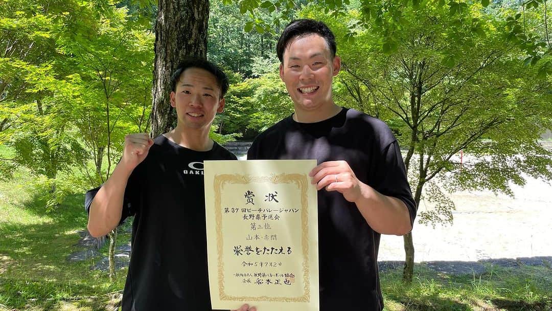 山本憲吾のインスタグラム：「中京大学の後輩、 赤間とビーチバレージャパン長野県予選に出場しました‼️  忙しくて、練習できませんでしたが赤間がカバーしてくれて3位という結果で終わりました！ 暑くて、体力がやばかったですが楽しく試合ができてよかったです‼️  明日からの仕事できるのか心配です。笑  また新しい経験をさせていただきました！  今回、ユニフォームを作ってくれた倉嶋ちゃんありがとうございました！ 助かりました。笑 @koooooohei_32   ユニフォームには、 いつもお世話になっている岩手県北上市にある 井上スポーツさんのロゴを入れさせてもらいました！ これからもよろしくお願いします🙇‍♂️ @inospo01   #ビーチバレーボール  #ビーチバレー  #ビーチバレージャパン  #駒ヶ根」
