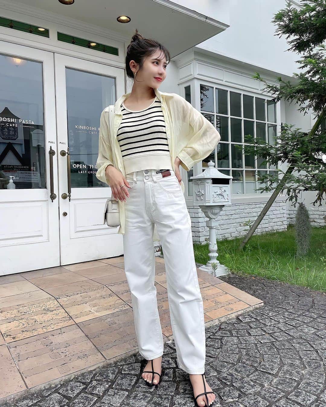 伊藤莉子のインスタグラム：「． お気に入りcode💛 めちゃくちゃ細見えして 脚長く見えるaimohaの白デニム最強♡  腰の部分にタグ付いてるデザインも可愛い🥹  SHOPLISTで検索🔍してみて♥ #XT000005603  #SHOPLIST #SHOPLIST購入品 @shoplist_official   ．」