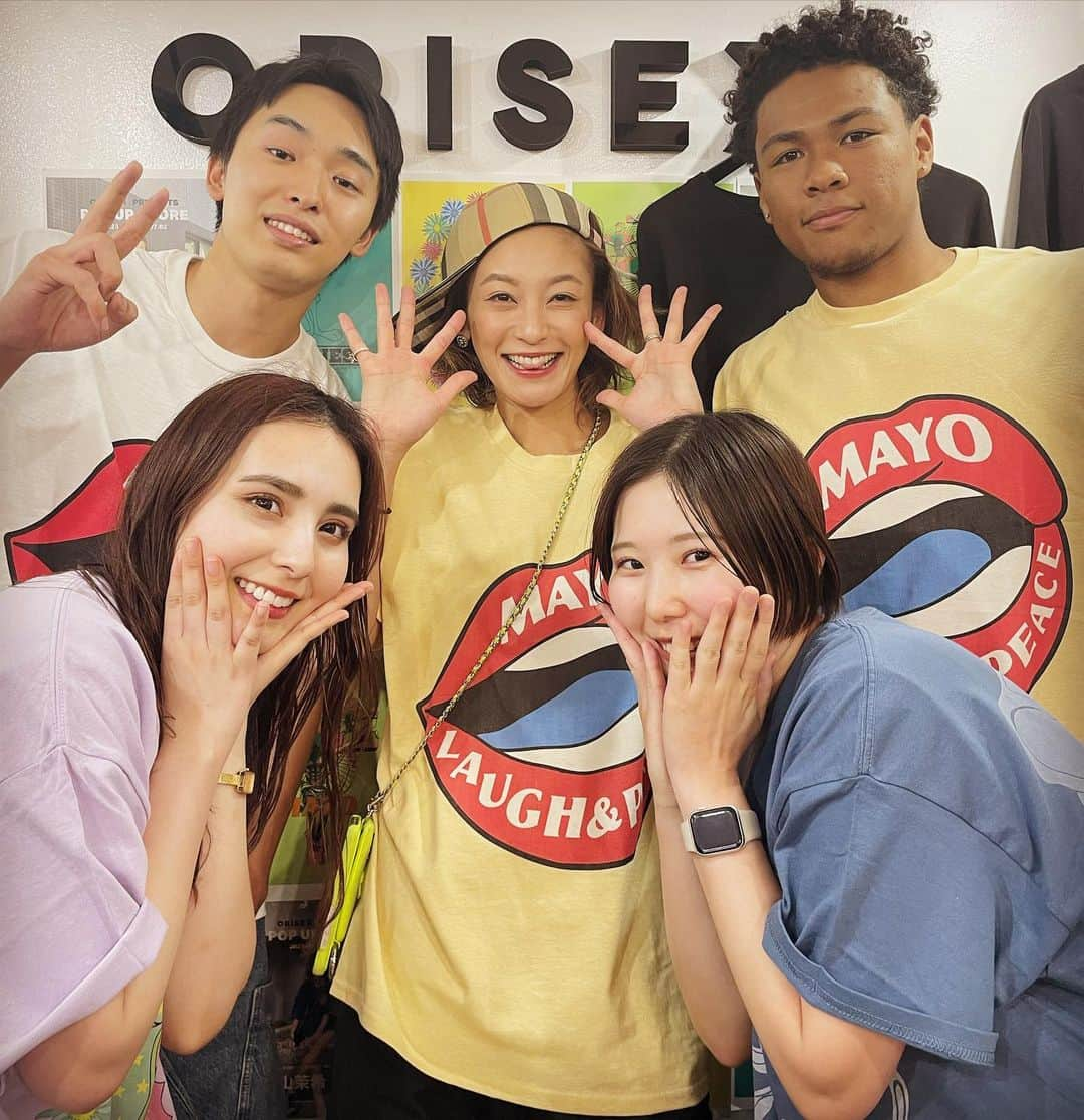 西山茉希さんのインスタグラム写真 - (西山茉希Instagram)「『小学校の同級生なんですー！』 😊😊😊😊  #通りすがった4人組 #Tシャツリンクコーデに変身 #5人目に混ぜてもらった日 #23歳  横浜ビブレPOPUP最終日。 たくさんの方々に逢えました🍀  神戸、高知、遠くからも🥺 ありがとうございました♡  いつメンも、身内サプライズもありがとう❤️‍🔥  @orisek.studios  @mayo_fgmn  @laugh.andpeace  @yokohama_vivre   新潟から出稼ぎに来てた18歳。 住んでいたのは港南台。 ビラ配りしてた大船。 お買い物に来てた横浜。  思い出の駅。 未来に素敵な時間を過ごせましたとさ🌈😋🌈  素敵同級生4人組が、 限られた再会時間を思いっきり笑い合えてますよーにっ🍻✨  #感謝 #BIGHUG #🩷🩵🩷」7月2日 19時54分 - maki.nshiyama50