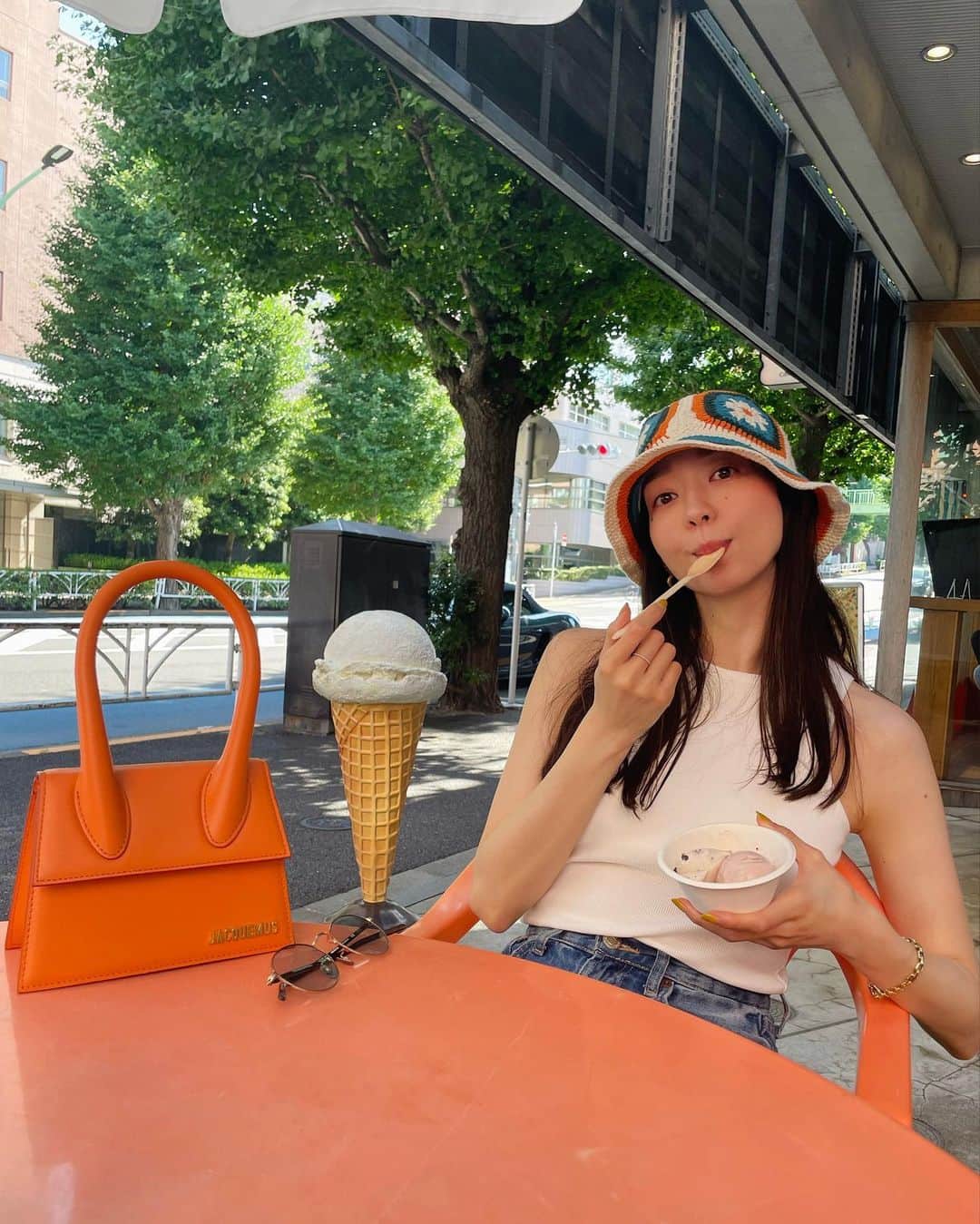 のインスタグラム：「: 7月だ〜🍊🍊🍊 暑すぎて溶けました🫠🍨 いつものデニム #私服 👖 : #ootd #outfit #花私服」