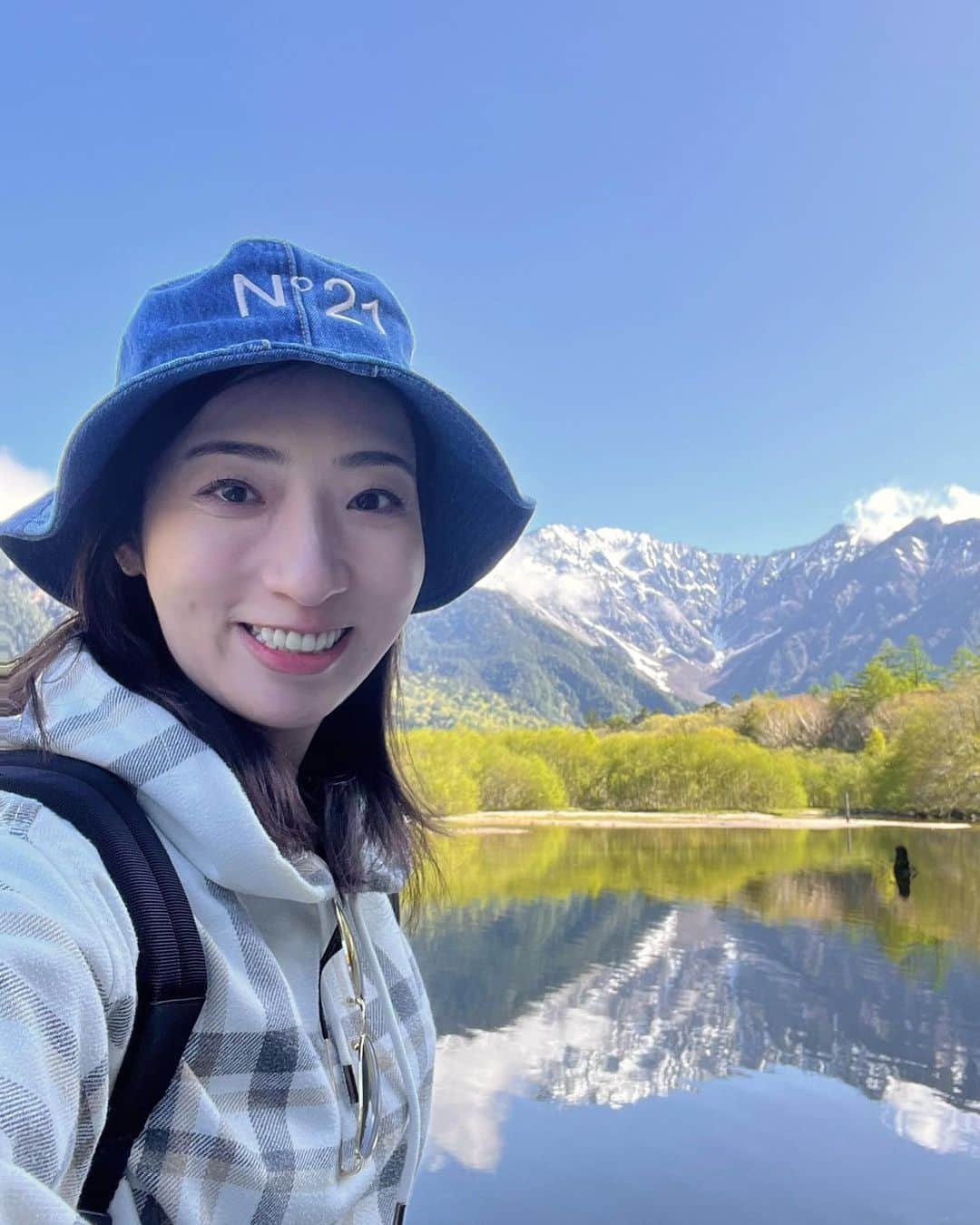 蒼羽りくさんのインスタグラム写真 - (蒼羽りくInstagram)「⛰️ ⁡ ⁡ ⁡ 少し前に美しい上高地に行ってきました💓 とにかく景色が素敵で、癒されまくりでした✨ 標高が高いので涼しくてハイキングも楽しくて‼︎ 明神池まで行った時は雨がパラパラしてましたが それがまた神秘的で✨ 参拝の時は清々しかったです🙏✨ 大正池に行った時はお天気も良く、 池に映る景色が素晴らしくて大感動でした🥹 ⁡ ⁡ ⁡ #上高地 #明神池 #大正池 #美しい景色 #心が癒されると同時に#リラックスしました #ハイキング は#ちょっと大変#いい運動です #ハイキングの時のスニーカー は #キャンプ用のスニーカーです👍🏻」7月2日 19時51分 - riku_sorahane