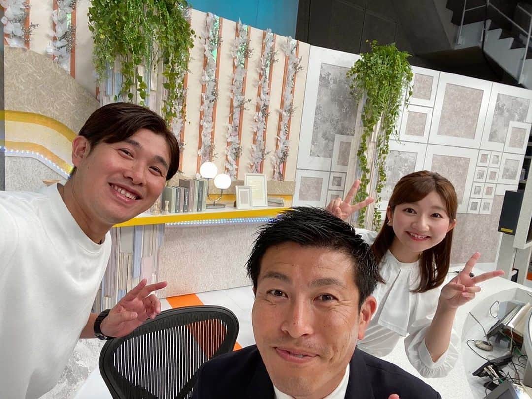 稲葉千秋のインスタグラム：「なんと！  先日のハレのちのオンエア中、 スタジオに突如先川さんが！ ハッピィの衣装合わせだったようで… 久々にお会いできて嬉しかったです☺️🎵  いつも優しい先川さん✨ 新しいセットをまじまじと見てました😁  番組終了後に写真を撮ってくださいました❣️  #先川栄蔵さん #夕方の顔  #ハッピィ #珍品ハンター  #ハレのちあした #木金キャスター  #中井友紀アナ #稲葉千秋」