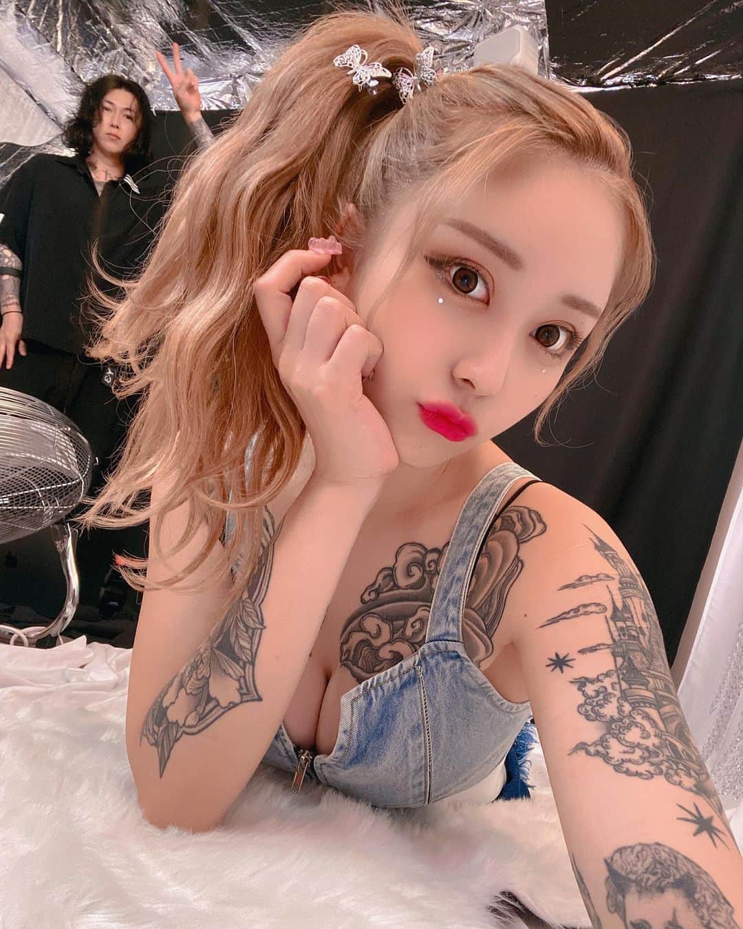 みなのインスタグラム：「8/7！初単独イベント！3周年🩵 撮影してきました！ 夏は遊びも仕事もほんきだよ🩵🫡🫶 バーレスク集合で、よろしくお願いします！ お客様、キャストの女の子、スタッフさんみんな、いつもよりちょう楽しい日！が目標🫶るんるんっ てかんじです♡♡夏の思い出🩵」