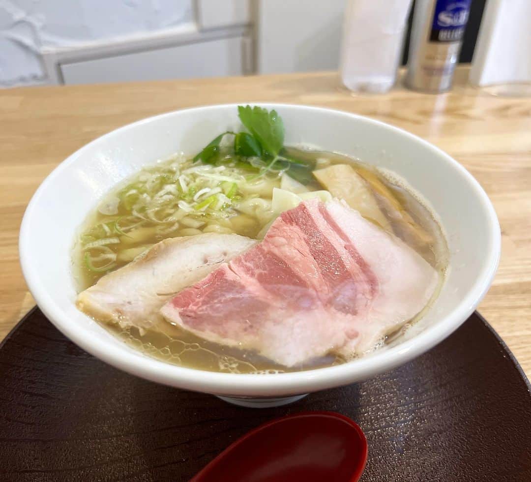本谷亜紀のインスタグラム：「五反田に新しくできた手打ち正麺 Hachimitsu🍜注文が入ってから麺を切るスタイル！！あっさりとしたお出汁のようなスープに癒された🥰 ㅤㅤㅤㅤㅤㅤㅤㅤㅤㅤㅤㅤㅤ ワンタンが貝オンリーの具材ってのが新しい！！ 五反田は新卒の頃7年勤めた街で、夜遅く支那そば はせべに行くのがルーティンだったなぁ。。おしゃれで美味しいラーメンがたくさん出来てきましたね！！  #Hachimitsu #手打ち正麺Hachimitsu #五反田ランチ ##ラーメン #らーめん #麺スタグラム #つけ麺 #ランチ #中華そば #🍜」