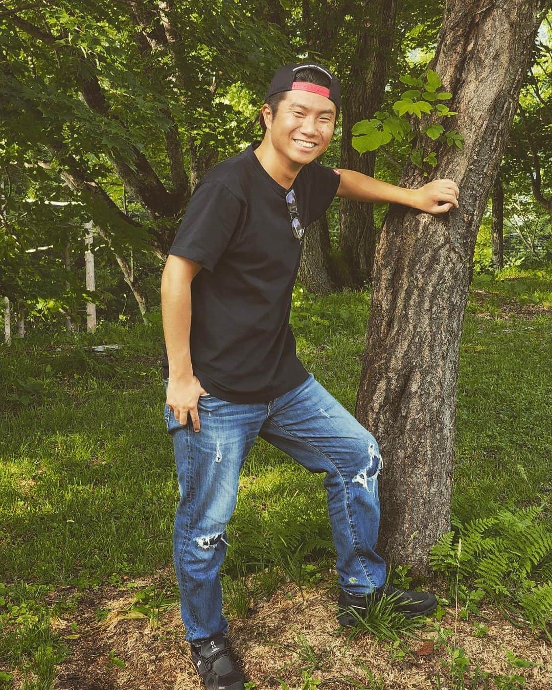 一条貫太のインスタグラム：「福島県只見町にて  山だって俺の味方‼️  ディナーショー楽しかった〜 やっぱり俺は夜だ！！  #おいでおいで  #男の漁場ならぬ男の森林 #マネージャーさんの写真の撮り方も上達してます」