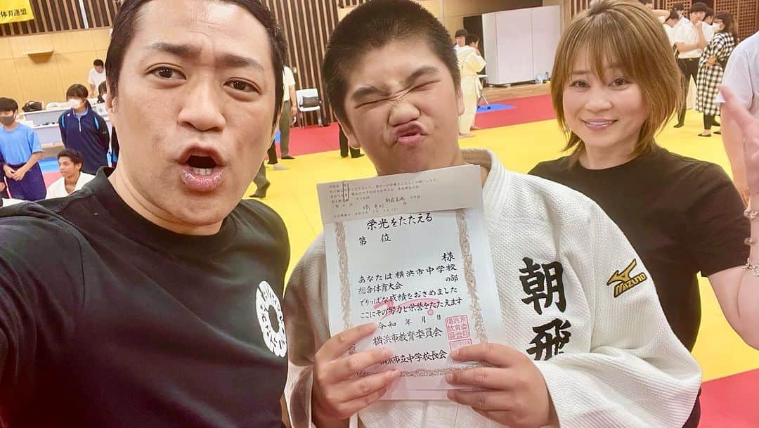 はなわさんのインスタグラム写真 - (はなわInstagram)「三男坊の昇利が、中学生になってはじめての大会「横浜市中学校総合体育大会・男子個人戦」に出場しました。２・３年生も出場するこの大会で、見事に準優勝を飾る事ができました^ - ^ よく頑張りました。 朝飛道場のみんなも頑張りました！ ママからマッサージを受ける昇利＾＾ おめでとうー。」7月2日 19時56分 - naoki_hanawa