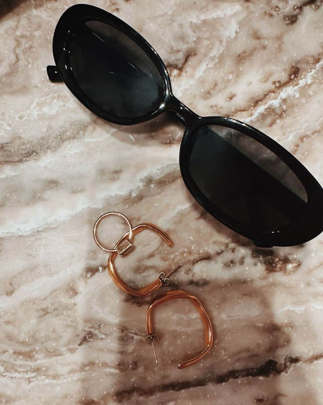 難波サキのインスタグラム：「-𝐀𝐥𝐰𝐚𝐲𝐬🫶🏻  #Sunglasses#pierce#ring」