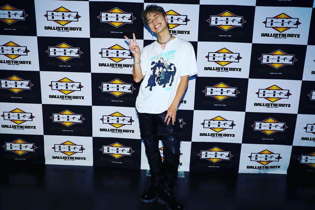 のインスタグラム：「僕達と スタッフの皆さん、 そして ファンの皆さん、 全員で 駆け抜けたN.E.X.Tツアー✨  NEXTステージに向かう NEXTストーリーを これからも一緒に歩んでいきましょう🤝✨  #BBZ_NEXT #thankyou」
