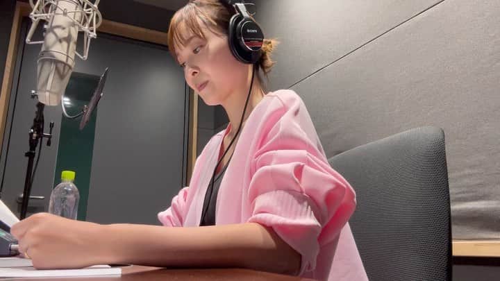牧野莉佳のインスタグラム：「Dearにっぽんを観てくださった皆さん、 ありがとうございます☺︎！ ナレーションを録ってるときの動画見たいと言って下さる方がいたので、こちらにも。  今回の保見団地のお話、より伝わるものにするために、言葉を変えてみたり、ナレーション入れる場所を探ってみたりとスタッフさんと試行錯誤しながら作っていました！ 保見団地の人たち、よっしーさんに密着してこの作品を作っていたスタッフさんのジュントスへの愛を感じました☺️ J！📷 . . . #dearにっぽん #愛知県 #豊田市 #ただいまと言える場所」