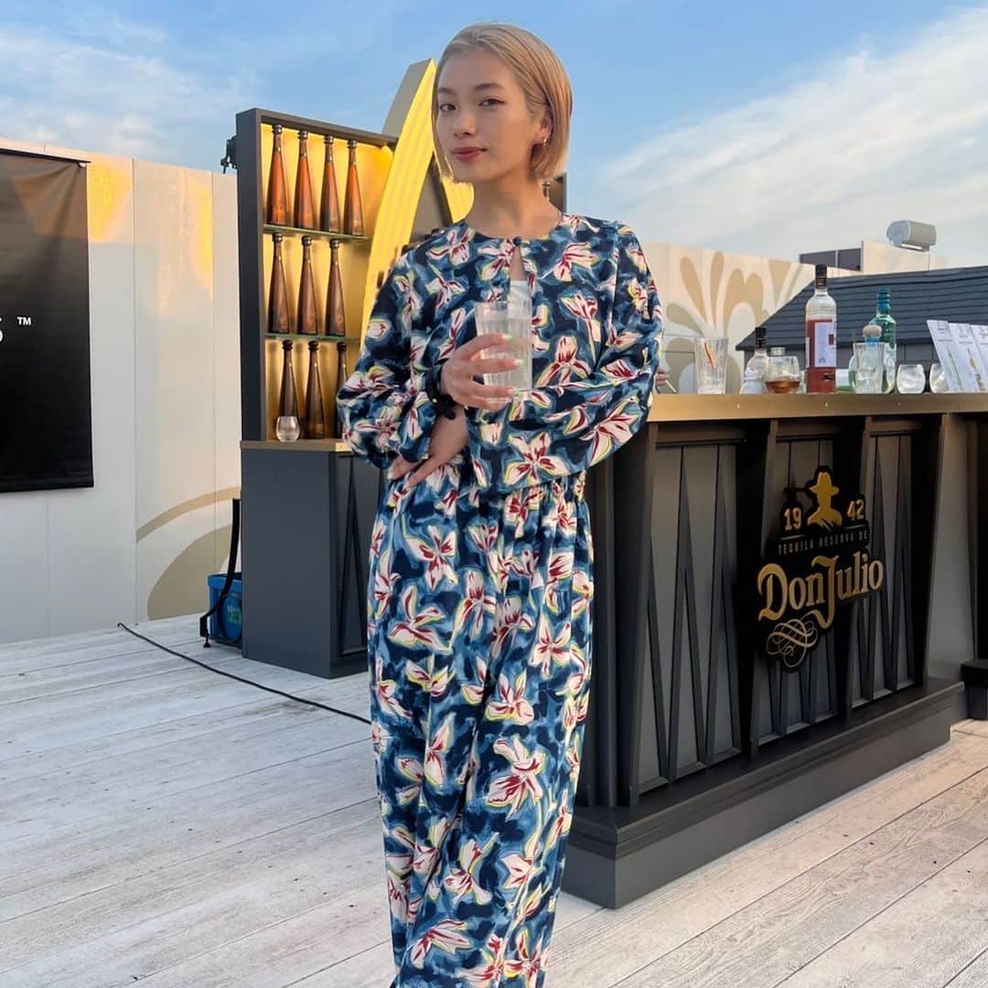 矢部ユウナのインスタグラム：「DIAGEO WORLD CLASS 2023 japan finalの アフターパーティに参加しました🍸 お洒落な空間でお洒落なカクテルをいただきました☺︎お酒は２０歳から🥃  #PR #diageo #カクテル #バーテンダー日本代表 #Worldclassjapan2023  #cocktail  #ワールドクラス」