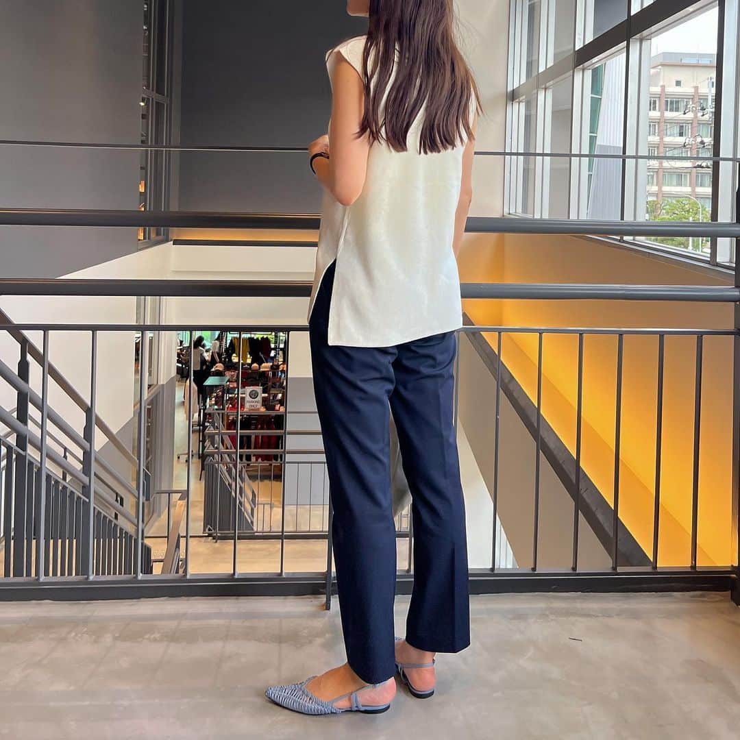 n.etsuuのインスタグラム：「2023.7.2  \今日のコーデ/  tops▸#gu #フレンチスリーブセーター pants▸#UNIQLO #スマートアンクルパンツ sandal▸#zara (昨年の) bag▸atrise  今日は昨日の夏祭りですくった 金魚の餌を買いに。  あとはカブトムシも買おうとしてらっしゃる… 元保育士やのに、 虫🆖で🙏ノータッチです。  カタツムリとカエルは大丈夫🐌笑。  #gu#gu購入品 #ジーユー#ママコーデ#アラフォーコーデ #アラフォーファッション#高身長コーデ#骨格ストレート#大人カジュアル#キレイめカジュアル#ジレ」