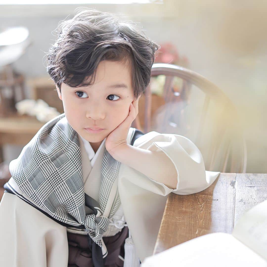 photo maison toctocのインスタグラム：「*七五三小物新入荷予定のお知らせ* . . toctocでは新しく七五三の小物を全店入荷予定です* 入荷は8月以降を予定しております* 詳細は後日お知らせいたします。 . 今回は千種店男の子の新しい小物を使った お着物コーデをご紹介します* . 巻くだけで雰囲気がガラッと変わる！ おしゃれなスカーフもご用意しております* . お着物は草履じゃなく、靴と合わせても◎ 可愛い靴下のご準備もございます* 足袋が履けないお子様にもオススメです。 . . 是非、toctocで華やかに七五三の撮影をしませんか？* . . . . #photomaisontoctoc #フォトメゾントックトック #photomaisontoctoc千種店 #photostudio . . #photomaisontoctoc日進東郷店 #photomaisontoctoc昭和店 #フォトスタジオ #photostudio #愛知県 #名古屋　#名古屋市 #名古屋フォトスタジオ #愛知ママ  #７５３ #キッズフォト　＃七五三 #kidsphoto #親バカ部 #ママリ #ig_kidsphoto #ig_oyabakabu #mamanoko #コドモノ #トックトック #toctoc」