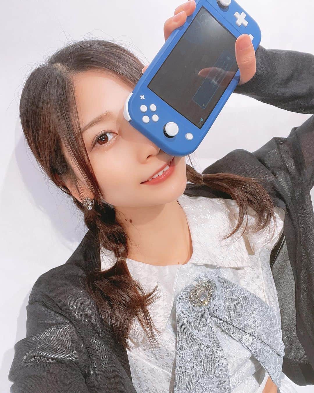 塩野響子のインスタグラム：「⠀Switchも青だよ💙*. ° ⠀ ⠀ ⠀ #衣装 #三つ編み #おさげ #ゲーマー #Switch #スイッチ #アイドル」