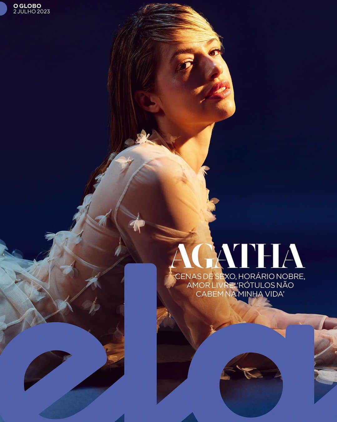 アガサ・モレイラのインスタグラム：「Bom dia! Sucesso como vilã — mais uma para a coleção — na novela das 9 da TV Globo, “Terra e paixão", Agatha Moreira (@agathaamoreiraa) é a nossa capa da semana! Em entrevista à repórter Yasmin Setubal (@yassetubal), a atriz fala sobre o início da carreira na moda, revela ter sido vítima de violência em um relacionamento antigo e abre o jogo sobre como lida com a bissexualidade do namorado, o ator Rodrigo Simas. Confira muito mais na reportagem já disponível em nosso site. Link na bio!  Fotos: @___renanoliveira Assistente de fotografia @felippescosta e @eloypk Styling: @lucasmagnof Beleza: @walterlobato_ Assistente de beleza: @matheuseduardx Edição de arte: @mamayka e @dushka_tanaka Edição de moda: @larissalucchese Tratamento de imagem: @ffew.retouch Produção executiva: @kgrativol」