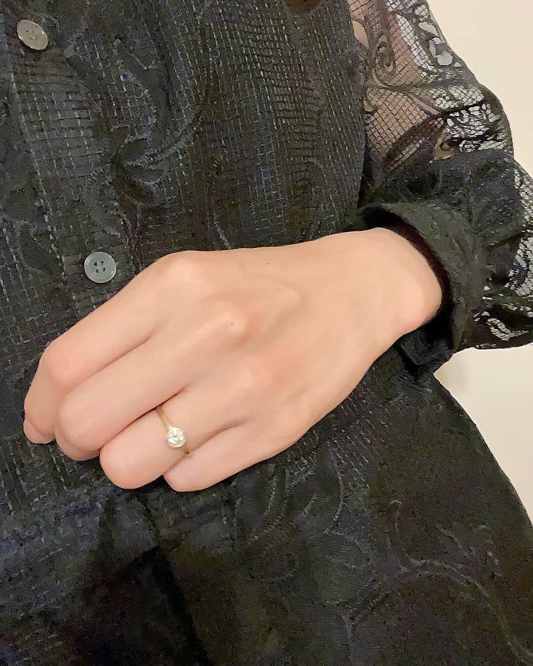 中西華菜さんのインスタグラム写真 - (中西華菜Instagram)「* 最近お気に入りのダイヤモンドリング💍🧡  結婚指輪と合わせてつけても単体で身に付けてもかわいい💕  アーム(リングの部分)はK18のイエロゴールドでセンターストーンが0.30ctのダイヤモンドです☺️💎  アームはマット仕上げになっていて、カジュアルからフォーマルまで幅広いスタイルにマッチします👏  普通は宝石を爪で留める爪留めが一般的ですが、これは縁を覆うように留める“覆輪留め”になっていて、爪がダイヤモンドの輝きを遮ることなく存在感があります💎✨  もっともっと宝石の勉強していくので、ジュエリー購入で悩むことがあれば、相談して下さい😊📚  ちなみにこちらのBijou de Riviereの商品は7/30まで全品10%offなので、この機会にチェックしてみてね✅ クーポンコード『TQEYM2DS』  💍 @bijou_de_riviere   #ダイヤモンド #ダイヤモンドリング #宝石商 #jeweler #bijouderiviere #pr」7月2日 20時11分 - kananakanishi