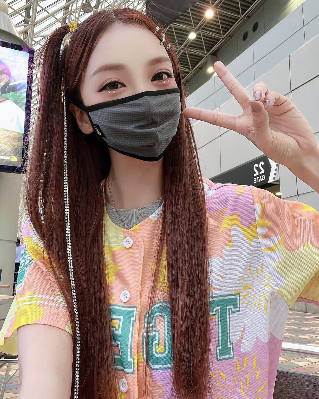 ざわちんのインスタグラム：「💛🖤阪神ガールはいかが？🐯⚾️笑  ついに、スタジアムで応援デビュー🏟 実際に見て応援するのはやっぱ迫力があって最高でした✨楽しかった〜❤️‍🔥  応援ユニフォームも着て もちろんヘパスキン(@hepaskin_official)の 阪神コラボマスクつけて行ったのだけど 身の回りもバッチリ揃えると より気持ちが入るね🔥 このヘパスキンのマスク、 めちゃくちゃ呼吸しやすいし クール効果🧊あって涼しいし バッチリすぎっっ👌‼︎  お水買いに待ってる間も 試合気になって見てた😂  応援ユニフォームもどっちにするか めっちゃ悩んだ末、やっぱり阪神と言えば黄色なのでイエローの方にしました！  ちなみ、、  【この日のメイクの雰囲気、誰意識したと思う？】  分かったらすごい👏✨💕  #阪神タイガース #野球 #阪神ガール #ヘパスキン #マスク女子 #湿気で髪の毛ボサボサ #虎子」