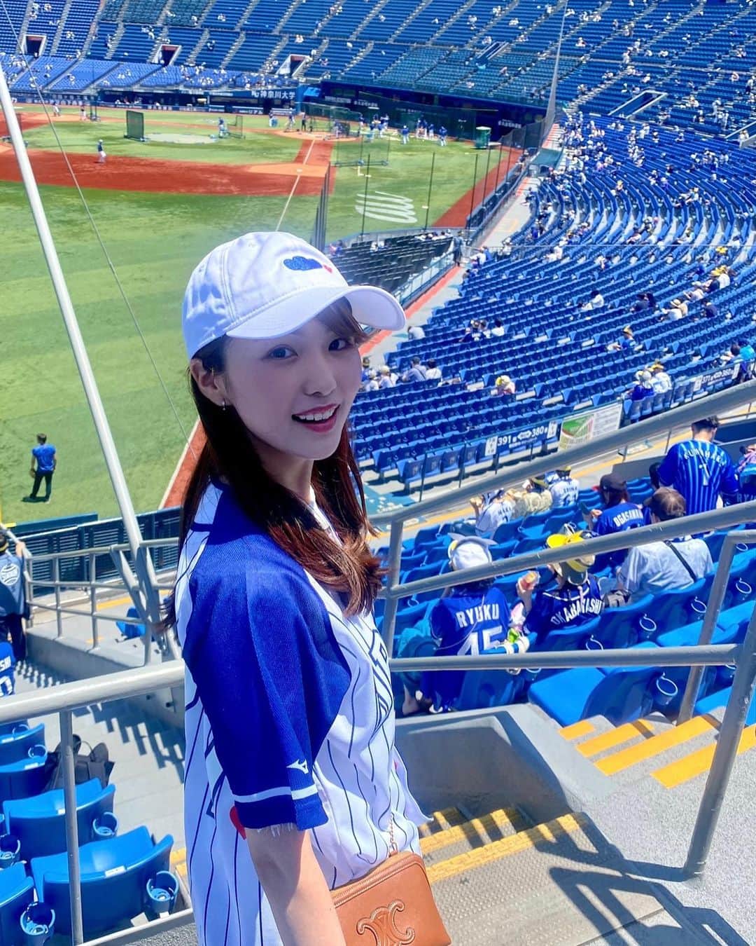 柴田美奈さんのインスタグラム写真 - (柴田美奈Instagram)「. プロ野球初観戦の親友と、横浜スタジアムへ🌟 (取材ではなくプライベートです！) ビジターの外野で観るホームランの喜びは格別👏👏 応援の一体感、楽しすぎました🤩 ⁡ユニホームは一昨年のドラ恋ユニです♡  関内で降りてから見える景色すべてがエモかったな🥹 地元でドラゴンズを応援できて最高の夏の思い出になりました！🌞(まだ梅雨も明けていない) ⁡ #ハマスタ #灼熱でした #みかん氷」7月2日 20時05分 - mina__shibata
