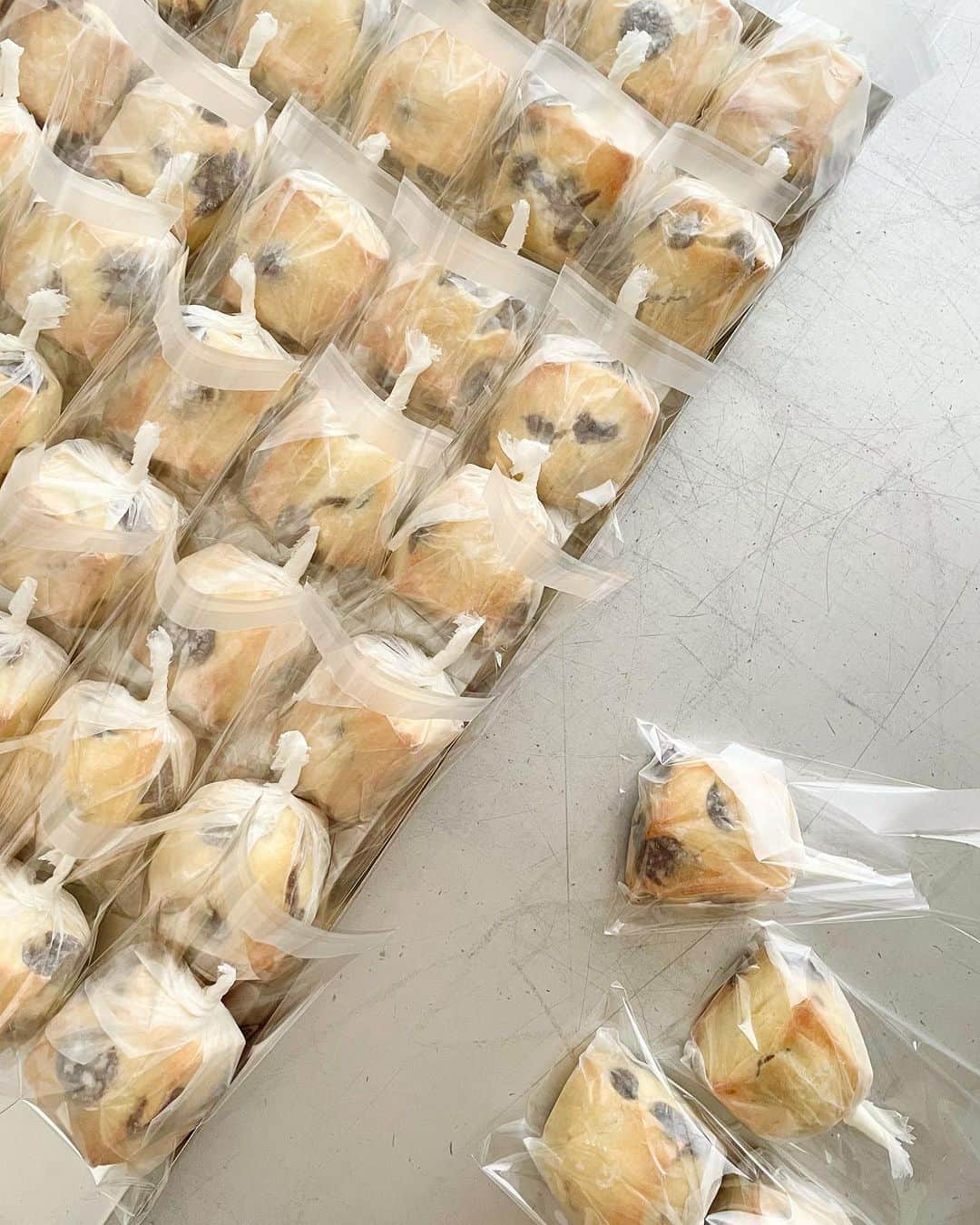 uneclefのインスタグラム：「⁡  こんばんは。 焼き菓子を焼く時、お店がOPENしてた頃によく召し上がってくださっていたお客様の事を思い出しながら焼くことが多いんですが、最近は全然気持ちが届かなくなりましたねー。 次回は塩チョコ便。 届きますように…。 ⁡ さきほどonlineshopに次回発送の塩とチョコのスコーンsetを追加致しました。 お好きな方がいらっしゃいましたら、お待ちしています。 ⁡ ※ 近日中に販売するパンset、焼き菓子setとは製造日が違うため、まとめての発送がお伺いできません、予めご了承ください。 ⁡ ⁡ ⁡ 〜只今、販売中です〜 ⁡ ◇塩とチョコのスコーンset ◇カルダモンロール&シナモンロールset ⁡ ⁡ ⁡ onlineshopは、instagram TOPのリンクから お越しいただけます。 どうぞ、よろしくお願い致します。  @uneclef」