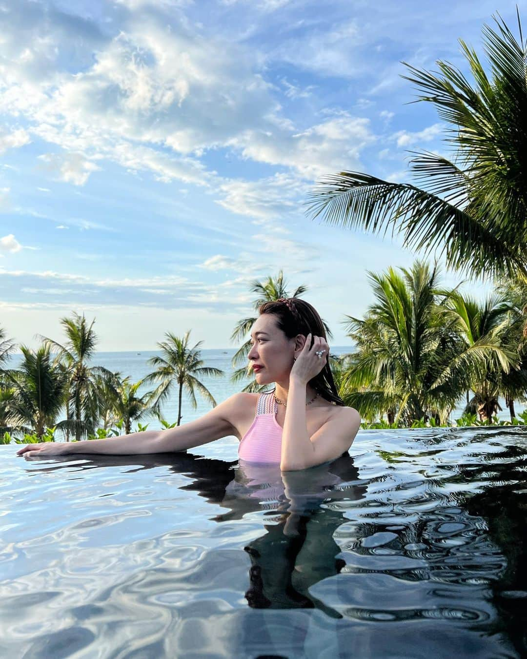 菊池かなこさんのインスタグラム写真 - (菊池かなこInstagram)「🏷INTERLONTINENTAL DANANG SUN PENINSULA RESORT  @intercontinentaldanang   ダナン旅行、ホテルがあまりにも素晴らしくて、、✨✨ 2日間かなり満喫したけど、全然足りないくらい🥲  ロングプールは大人専用で落ち着いた空間💫 高台にあるインフィニティプール👙 ノー加工でこの景色です🏝最高に綺麗💟  ほぼ唯一の自分へのお土産🐒のぬいぐるみは、 ホテルのジャングルに生息しているお猿さん🙈 1,400円位？でshopで売ってたよ！ (ちなみに大きい子もいたよ！) 実はお部屋のベランダにも来てくれたよ🙊  ━━━━━━━━━━━━━  ベトナム航空🇻🇳×HISタビジョ トラベルレポーター ✈️ @vietnamairlines_japan 👭 @tabi_jyo   #JapanVietnam50th #ベトナム航空#タビジョ #VietnamAirlines旅レポーター #HIS #エイチアイエス #HISトラベルレポーター #カモンベト旅キャンペーン  #インターコンチネンタルダナン #インターコンチネンタルダナンサンペニンシュラリゾート #intercontinentaldanang #intercontinentaldanangsunpeninsularesort  #インフィニティプール  #ダナンホテル#ベトナムホテル #ダナン#ダナン旅行#ホイアン #Vietnam#danang #ベトナム旅行#ベトナム観光 #水着コーデ」7月2日 20時07分 - canana_kanako