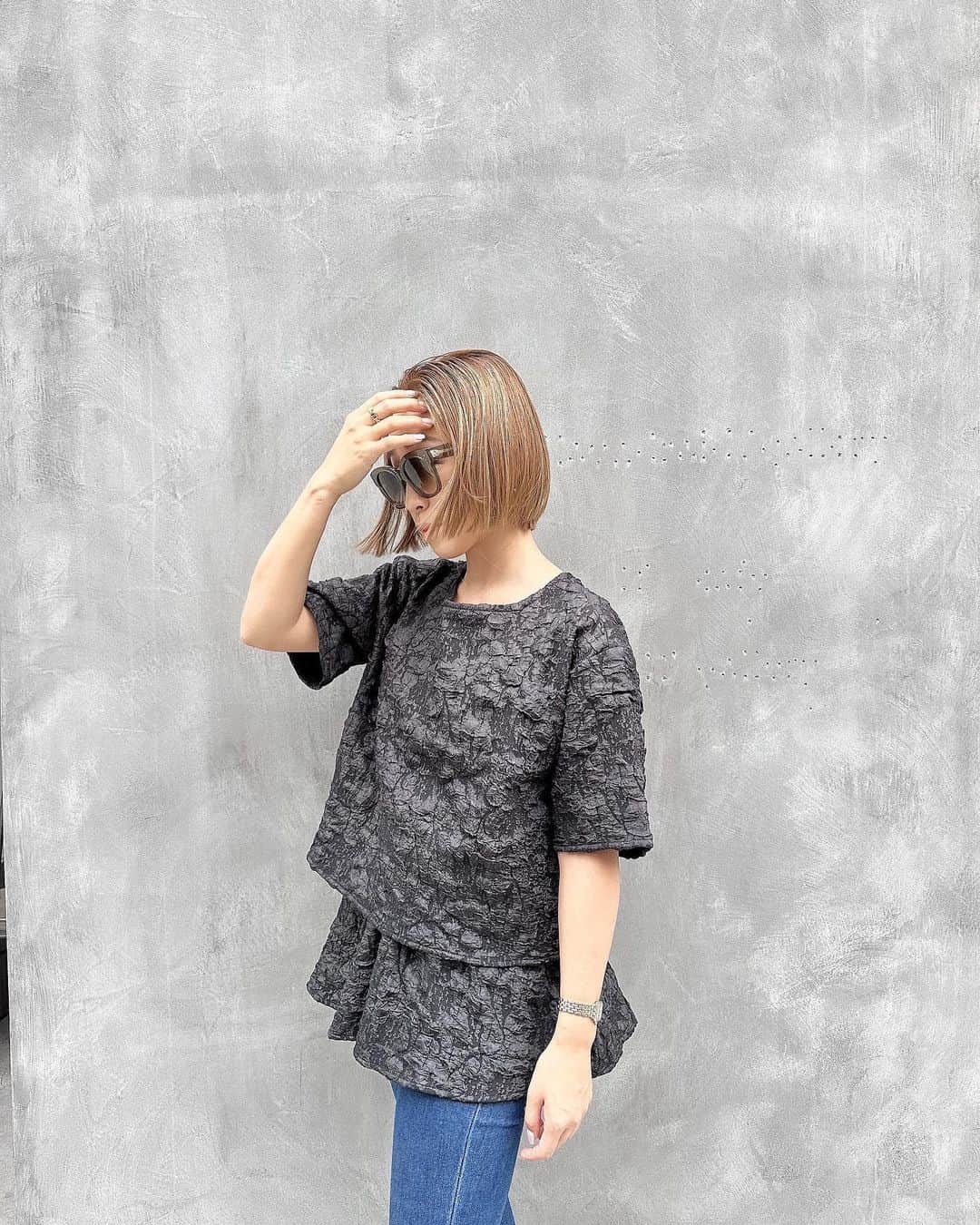 みにあやのインスタグラム：「お仕事でも使える new tops🖤  実はこれ、レイヤードデザインで インナーはキャミのチュニックに🫶 夏場は一枚でも🆗だし Tシャツをインナーに入れると カジュアルにも着こなせる✨✨  3WAY以上で着こなせる アイテム✨✨  着回しが効くものには お金をかけて 数回で飽きそうなものは プチプラで済ませる◎  値段が安い高いで選ぶんじゃなくて そのお洋服のコスパや価値を 考えて選ぶようにしてます☺️🌟  生地もしっかりしてるので 春から秋まで長いシーズン 出番がありそう🤭💓  　　 OOTD ￣￣　　　 ￣￣ ▪️ペプラムSET ブランド：GlamLips  #GlamLips #グラムリップス」