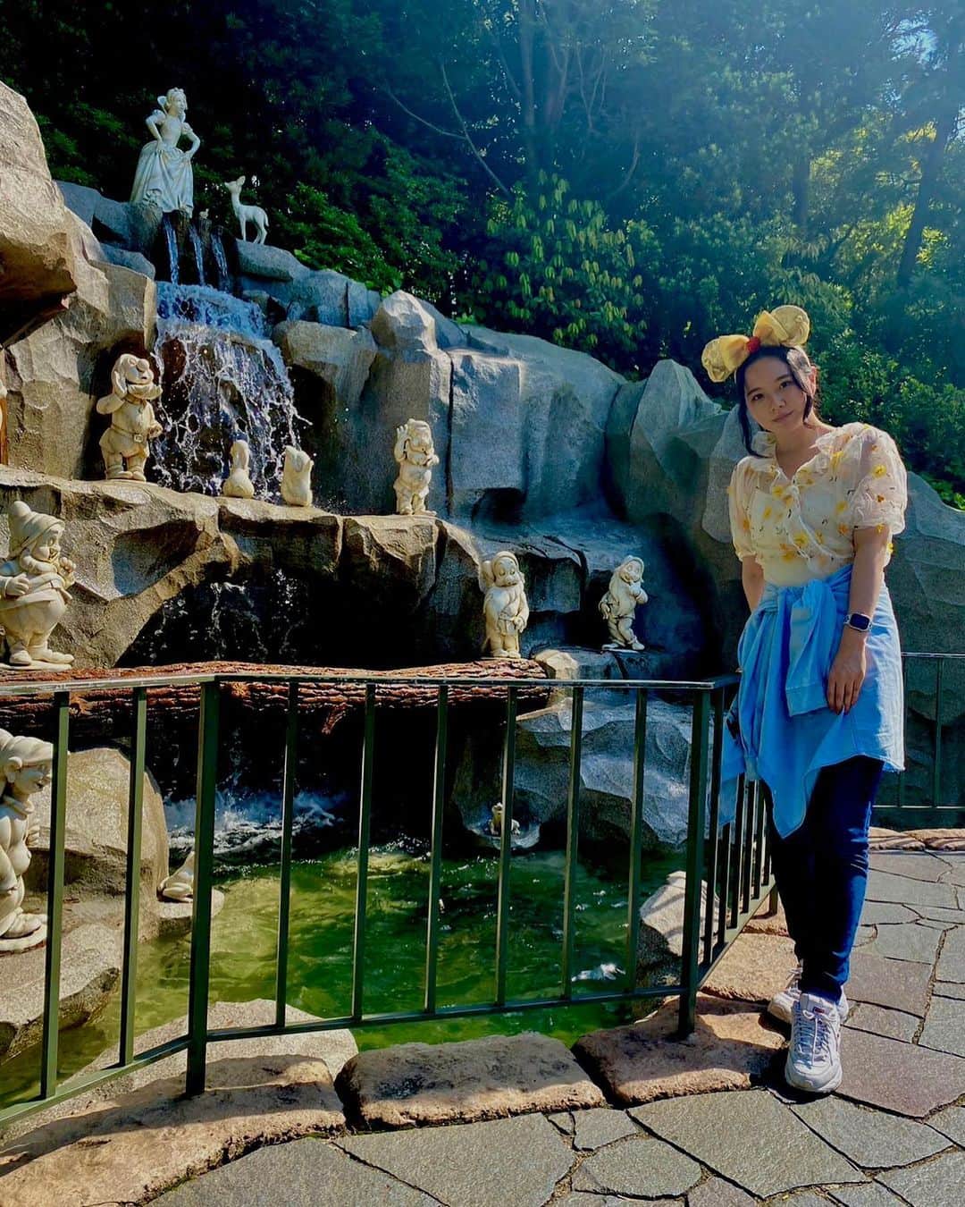 深井ねがいさんのインスタグラム写真 - (深井ねがいInstagram)「ディズニーランドに行った時の写真です！ 白雪姫の願いの井戸で写真を撮ってきました〜！🍎 ２枚目は、たまたまパーク内を歩いてたら大好きなマッドハッターに会えたので写真を撮らせてもらいました🎩 可愛い〜 #ディズニーランド」7月2日 20時08分 - negai0116