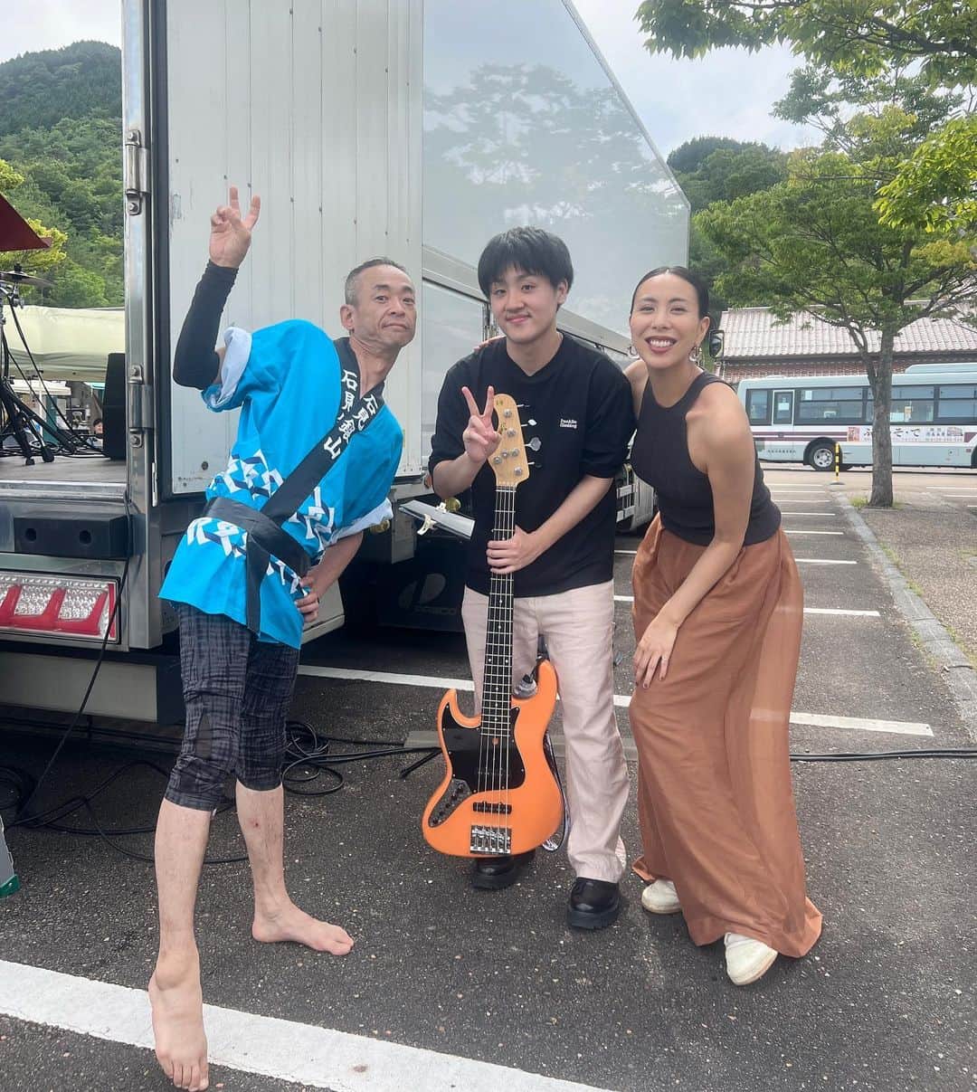 LOVEのインスタグラム：「Shimane 最終日！  石見銀山、歴史資料館、すごいぞ。この銀山がなかったら、戦国〜江戸の日本の歴史は変わっていたかもしれないぞ！！  世界遺産センターのたけべ館長は、いやはやこの記念イベントの艦長で。最後ステージにあがられて浮べてらした涙に、今日までとこれからの街への思いに奥行きがありました。語らずとも伝わる。地域の盛り上げるのは決まって人の力ですもんね。めちゃくちゃいい顔してらして本当に今日のすべてが良かったです。世界遺産登録16周年、こころよりおめでとうございます🎊  16年前の同じ頃でしょうか、私の1stツアーから長らくご縁途切れぬドラムスはたさん。恩返し込みで行ったつもりの今回、結局畑さんご家族やイベントの出演者さんやお客さまやらの故郷愛ネットワークを見て、また「真心」がなんたるかを教えていただいた。二日間とも最高のライブにならないわけがない。そんな旅でした。めちゃくちゃ盛り上がって本当に良かった！！  Dr. 刄田綴色 Ba. 森本隼人(鳥取大) Gt. & Vo. LOVE  この３人でやる1000日の夏は最高でした。ありがとう。  イベント、朝からステージ袖で刄田さんが地元のみんなのお兄さんになってて、背中みてて誇らしく思えてグッときた。  帰るの寂しい！」