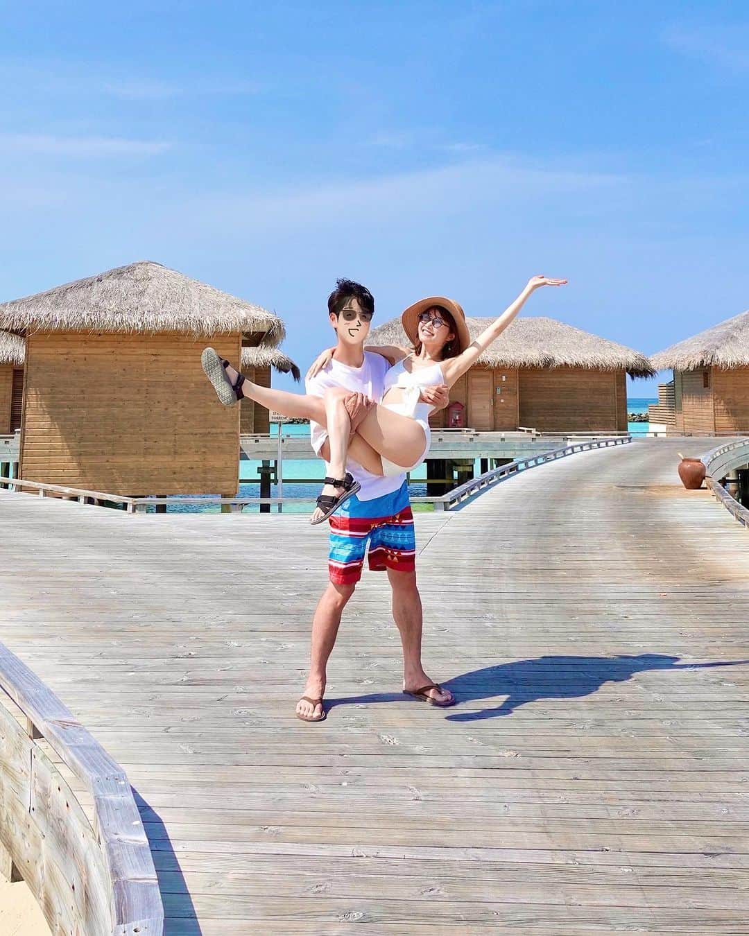 浦野一美さんのインスタグラム写真 - (浦野一美Instagram)「#👫   お気に入りの１枚。 マイラブさんに私のどこが好きか聞いたら、 いつも笑ってくれてるって言ってた。 笑っていられる時間を一緒に過ごしてくれて ありがたいな~ᵕ̈* って私は思ってる🙏🏻´-♡  いつか何処かで聞いた事があるけど、 仲が良いご夫婦は、自然と妻がよく笑うって。 信頼関係が無いと心からの笑顔は出てこないものだから、 いつまでもお互いが笑顔でいられるといいな·͜· ︎︎❁⃘*.ﾟ  #ハネムーン #ハネムーンレポ #ハネムーンモルディブ #honeymoon  #couple #Maldives #🇲🇻#maldivestravel #maldives🇲🇻 #maldivestrip #新婚旅行 #travel #海外旅行 #夫婦 #夫婦旅行#水着 #sea #海 #砂浜 #白い砂浜 #お姫様抱っこ」7月2日 20時08分 - cindy.cinderella