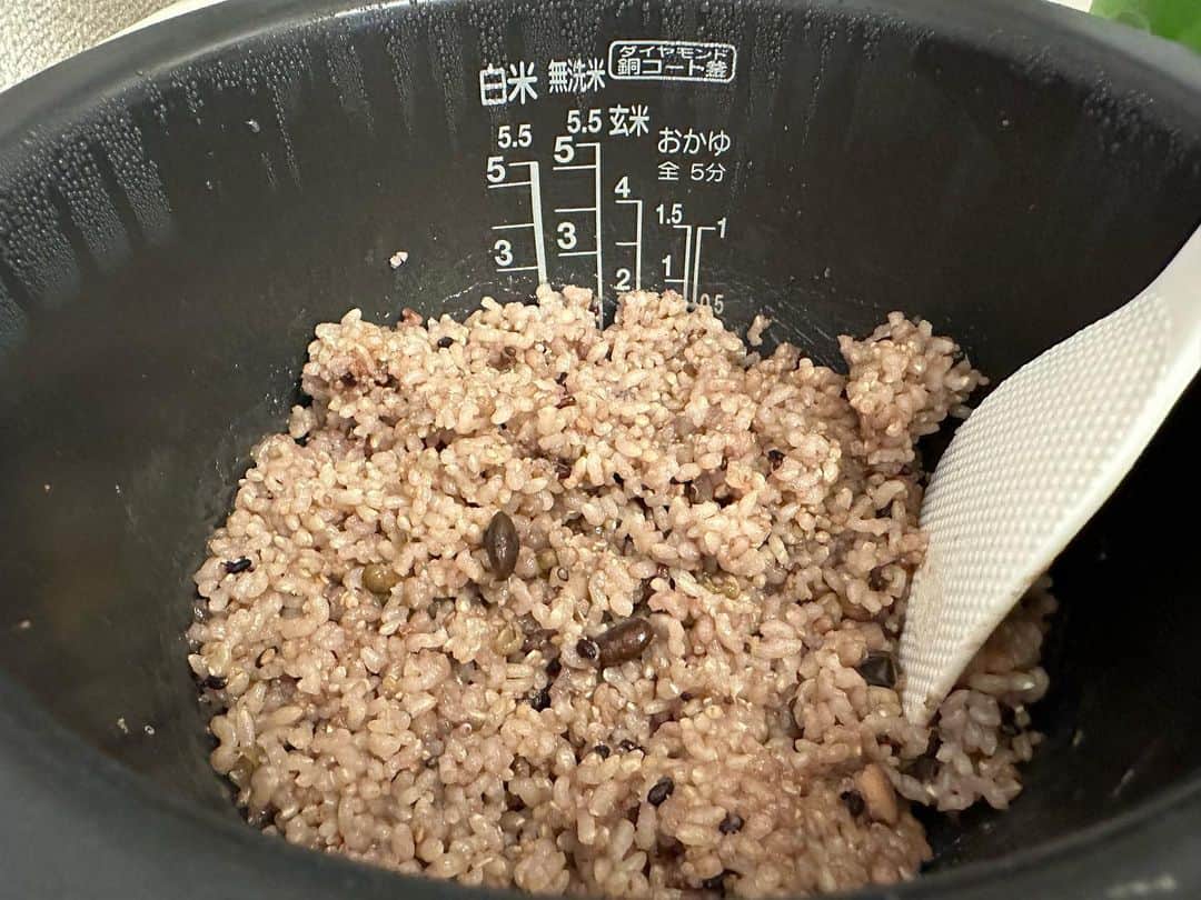 島香織のインスタグラム：「今日は玄米ベースの20穀米を炊いたり、 玄米リゾットを作ったりしてました♪  ＃YouTubeしまこのへわ」