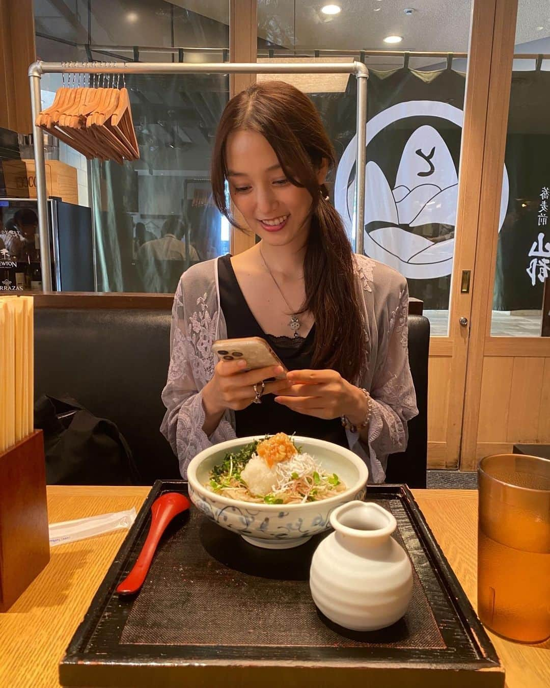 高田有紗のインスタグラム：「まりちゃんとお蕎麦した日~🤭  カメラに気づいて、ポーズをしようとして、咄嗟にiPhoneに顎を載せてた🤦‍♀️  #何故 #謎 #さすが私 #決めポーズとかない #物に頼る #お蕎麦デート #夏はさっぱり #ネックレスは #となりのととろ #まっくろくろすけ #母親の手作り」