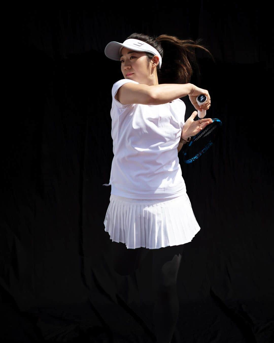 吉冨愛子 のインスタグラム：「2023 Babolat AW🎾  白コーデ🤍 ウィンブルドンイメージで全身白コーデも楽しい🤣  #テニス #テニス女子 #テニスウェア #レディース #バボラ #白コーデ  #秋冬 #モデル #tennis #tennisplayer #tenniswear #babolat #babolattennis #babolatfamily #babolatjapan #white #アオヤマスポーツ」