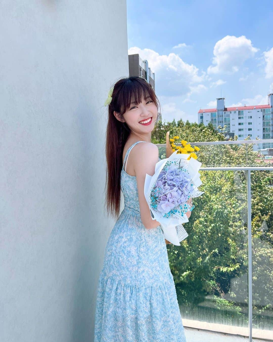 岸田莉里花さんのインスタグラム写真 - (岸田莉里花Instagram)「【2023.0702 My Birthday💛】 오늘은 제 21번째 생일이였어요!!! 올해는 하루전부터 생일tour를 해서 2일간 생일 느낌이였어요🌼 이렇게 많은 분들께 저의 생일을 축하해주시구 행복을 주셔서 정말 기뻤고 감사해요☺️💓 제가 행복을 드려야 하는데… 오늘만큼은 마음껏 받을게요☺️ㅎㅎㅎ 올해도 사랑하는 가족들 우리 아일리원 멤버들 그리고 소중한 온리원들하고 행복하고 알찬 1년 보내보도록 하겠습니다🙌🙌🤍 앞으로도 잘 부탁해요💓💓💓  今日は私の21回目の誕生日でした！！！ 今年は一日前から誕生日ツアーもして2日間誕生日気分でした🌼 こんなに多くの方々が私の誕生日を祝ってくださって幸せをくださって本当に嬉しいです！ありがとうございます☺️💓 私が幸せを与えないといけないんですけど、、今日だけは思いっきり受けとります☺️ 今年も大好きな家族、アイリーワンのメンバーたち そして大切なオンリーワンたちと幸せで充実した1年を過ごしたいと思います🙌🙌🤍 これからもよろしくお願いします💓💓💓」7月2日 20時10分 - noguririka