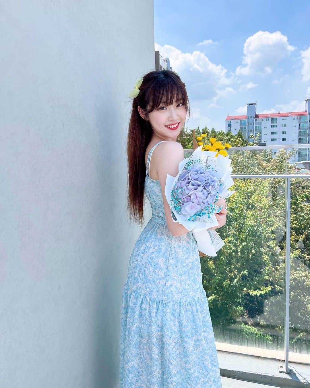 岸田莉里花のインスタグラム：「【2023.0702 My Birthday💛】 오늘은 제 21번째 생일이였어요!!! 올해는 하루전부터 생일tour를 해서 2일간 생일 느낌이였어요🌼 이렇게 많은 분들께 저의 생일을 축하해주시구 행복을 주셔서 정말 기뻤고 감사해요☺️💓 제가 행복을 드려야 하는데… 오늘만큼은 마음껏 받을게요☺️ㅎㅎㅎ 올해도 사랑하는 가족들 우리 아일리원 멤버들 그리고 소중한 온리원들하고 행복하고 알찬 1년 보내보도록 하겠습니다🙌🙌🤍 앞으로도 잘 부탁해요💓💓💓  今日は私の21回目の誕生日でした！！！ 今年は一日前から誕生日ツアーもして2日間誕生日気分でした🌼 こんなに多くの方々が私の誕生日を祝ってくださって幸せをくださって本当に嬉しいです！ありがとうございます☺️💓 私が幸せを与えないといけないんですけど、、今日だけは思いっきり受けとります☺️ 今年も大好きな家族、アイリーワンのメンバーたち そして大切なオンリーワンたちと幸せで充実した1年を過ごしたいと思います🙌🙌🤍 これからもよろしくお願いします💓💓💓」