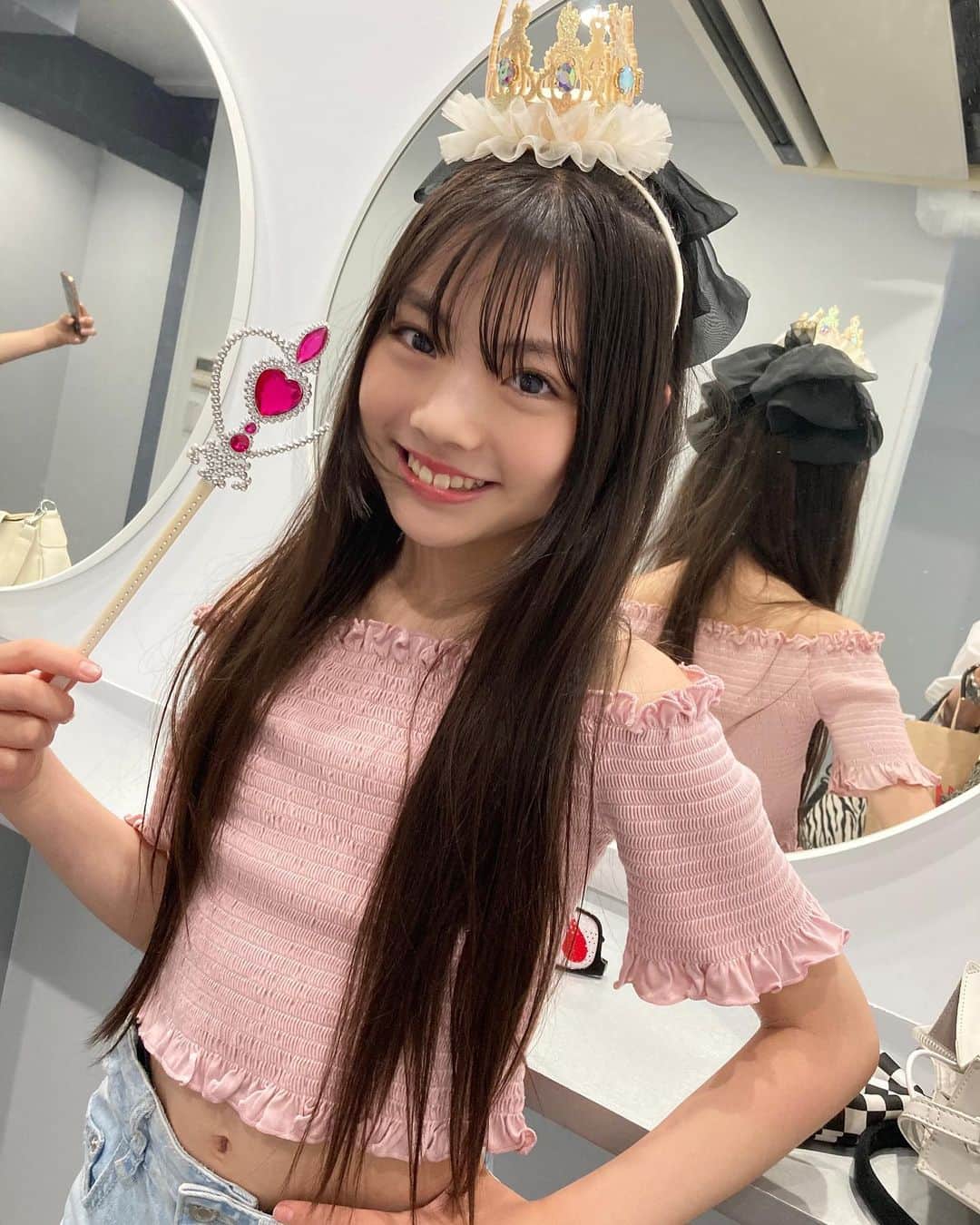 のインスタグラム：「🫶🏻 ͗ ͗ ͗‬ ͗ ‬💗  お友達と韓国プリ撮ったよ♡  プリクラの小道具🧡🤭  #小学生女子#女の子コーデ#kidsfashion #韓国プリクラ」
