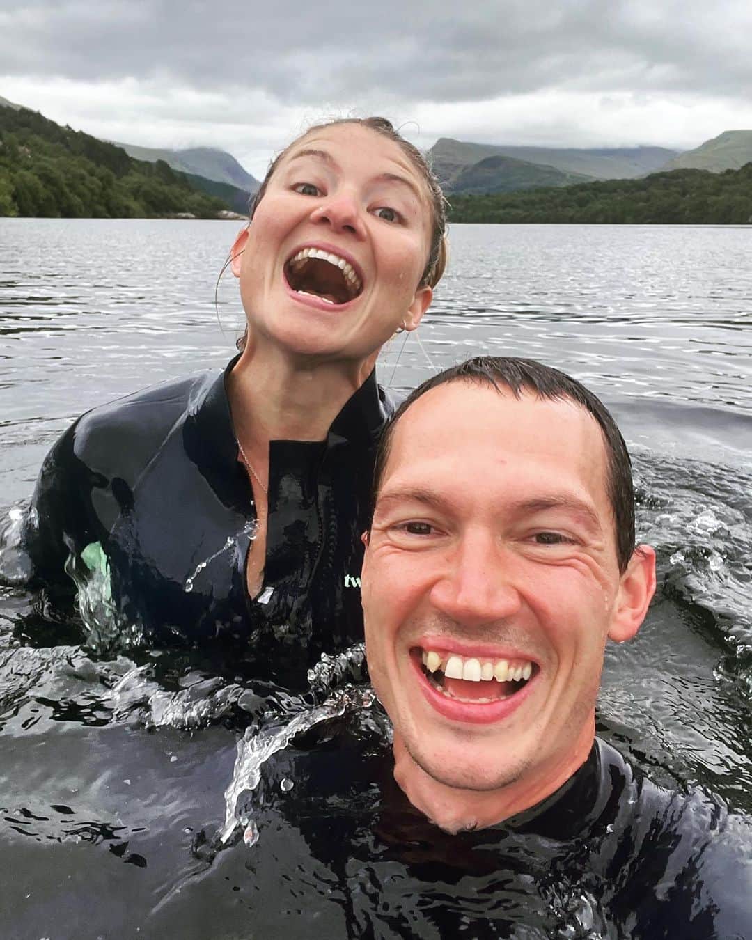 ヘイゼル・フィンドレーのインスタグラム：「🌍 We think of adventure as exploring what’s around us but I think the bigger adventure is to go inwards.   Performance Hacks sold out and all kinds of climbers have flooded into the course. From 5.9 to  V14 climbers, from alpine climbers to boulderers. And the common thread among the students is that that they are interested in the mind. They are interested in their internal experience, who they are as people, how they relate to climbing and how they can get more out of the sport we’re all so passionate about.   Of course, the mind is important for performance but what makes the mind different from muscle is that it makes up all our experiences and dictates everything we do. I think one of the reasons why people don’t pay enough attention to the mind is because it’s everything. It’s too big and intangible to tackle, so best to leave it untouched.  Building self-awareness and insights into your own thoughts, emotions and behaviours is difficult, painful even. But I believe the alternative is to never really know who you are, to sabotage happiness and success and to leave the full depth of your own reality unexplored.   Thanks so much to everyone on the course. Trusting us with this small part of your journey inwards really means the world to us.   #performancepsychology #performancehacks #flowstate @strongmindclimbing @blackdiamond」