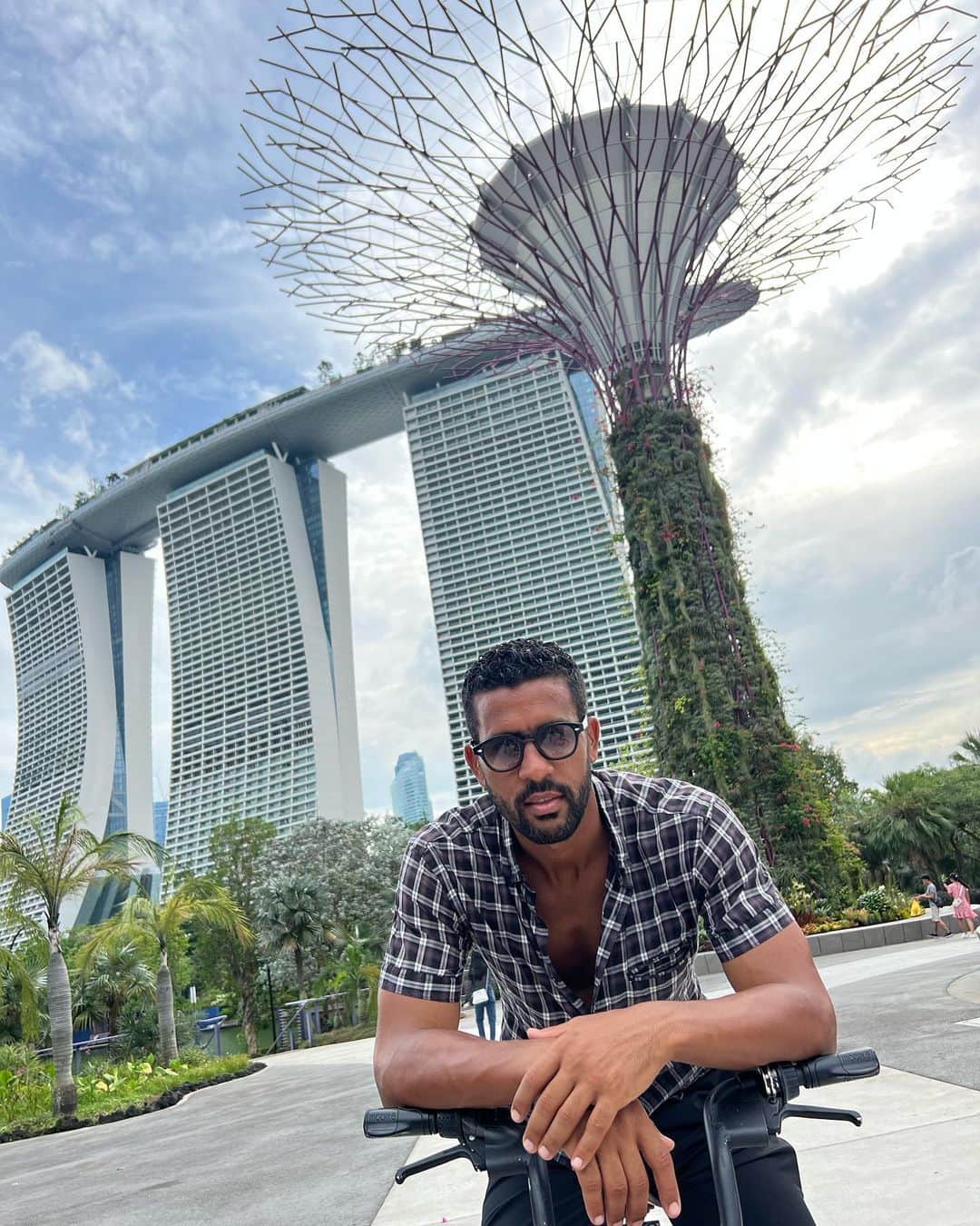 フェルナンド・ティッソーネのインスタグラム：「Singapore 🤙🏾 #honeymoon #singapore #lostissone #asia #supertreegrove #supertree #gardenbythebay #marinabaysandshotel」