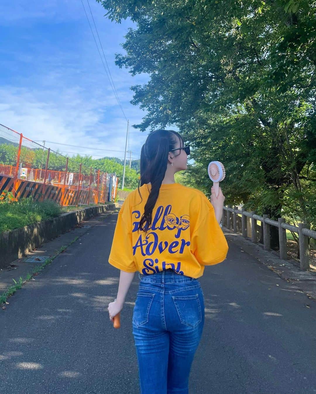 せいあのインスタグラム：「暑すぎて扇風機とアイスは必須🍊  .  @gallop_adversity さんのTシャツ👕後ろのロゴが可愛すぎる🧡  #gallopadversity #ootd #ootdfashion #오오티디 #오오티디룩 #데일리룩 #패션스타그램일상 #옷스타그램 #코디스타그램 #뷰티 #뷰티스타그램 #좋아요」