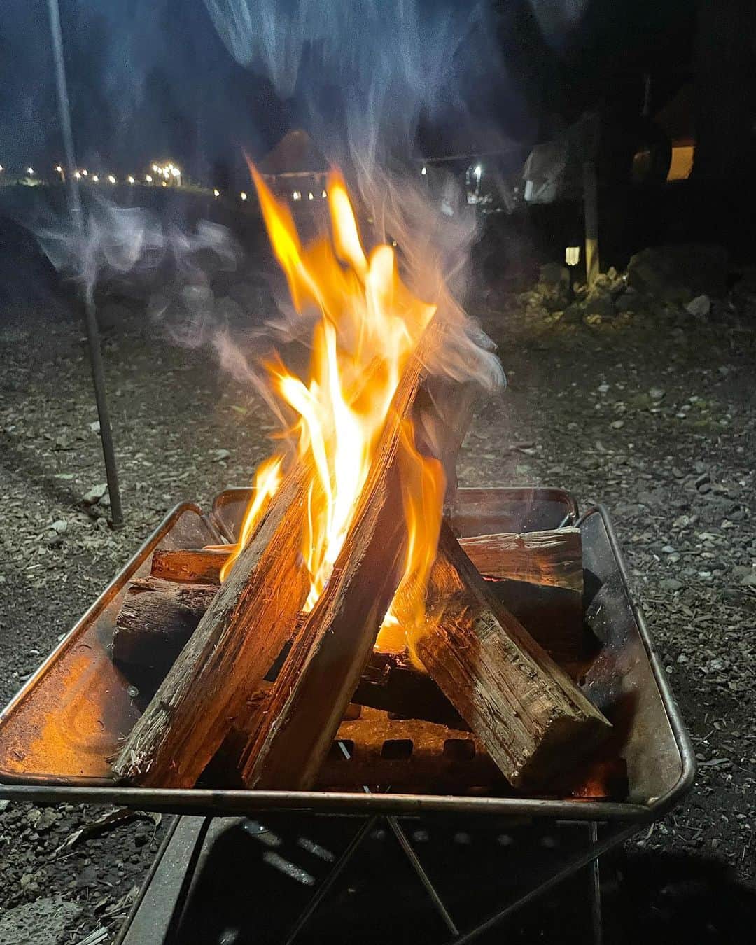 あいりさんのインスタグラム写真 - (あいりInstagram)「🏕  PR 📍 @enjin_camp_village  兵庫県豊岡市にある "煙神キャンプヴィレッジ"で グランピングしてきたレポ🛖  ここはグランピングやけど 環境や設備がかなりキャンプ寄りで 自然を感じる、足りないを楽しむ キャンプが好きな私からしたら ちょうどいい塩梅で最高やった🍃  グランピング施設で焚き火できる って意外とないねんなぁ🫶🏻🔥  近くで気球、パラグライダー体験 もできて温泉、道の駅が併設🫡🎈  夏キャンにいかがかしら🦑♡？  #神鍋高原#初心者キャンパー#煙神#煙神キャンプヴィレッジ#兵庫グランピング#兵庫トラベル#兵庫キャンプ#キャンプ女子#キャンプ場紹介#キャンプ#夏キャン#夏キャンプ#キャンパー#女子キャンパー#ニューエラ#アウトドア女子#カジュアルコーデ大人可愛い」7月2日 20時17分 - airigramxx