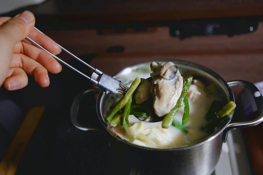 茉莉さんのインスタグラム写真 - (茉莉Instagram)「🤍🐚🍲🥢 スワイプしてね🫣 . . 岩手県でのおすすめ車中飯😆 絶品！『牡蠣鍋』✨ . . 岩手県陸前高田市と宮城県気仙沼市の、 県境にある広田湾で採れた牡蠣！🌊 もうこれがどれも大粒でめちゃくちゃ美味しいの…！🥺🧡 贅沢にたっぷりと…豆乳鍋にして頂きました🙏🌟 冗談抜きで…今まで食べた中で 一番美味しかった牡蠣鍋です…🥲🫶 ぜひみなさんにも食べてみて頂きたいなぁ💕 . . #牡蠣鍋#牡蠣#絶品グルメ#車中泊#車中飯#女ひとり旅 #バンライフ#犬連れ旅#東北一周#日本一周#陸前高田グルメ #牡蠣小屋 #広田湾#豆乳鍋#ひとり飯#デリカd5カスタム #デリカd5がある生活 #デリカ女子 #車旅#キャンピングカーの旅#岩手県グルメ#岩手県観光#岩手旅行」7月2日 20時19分 - mari._xx