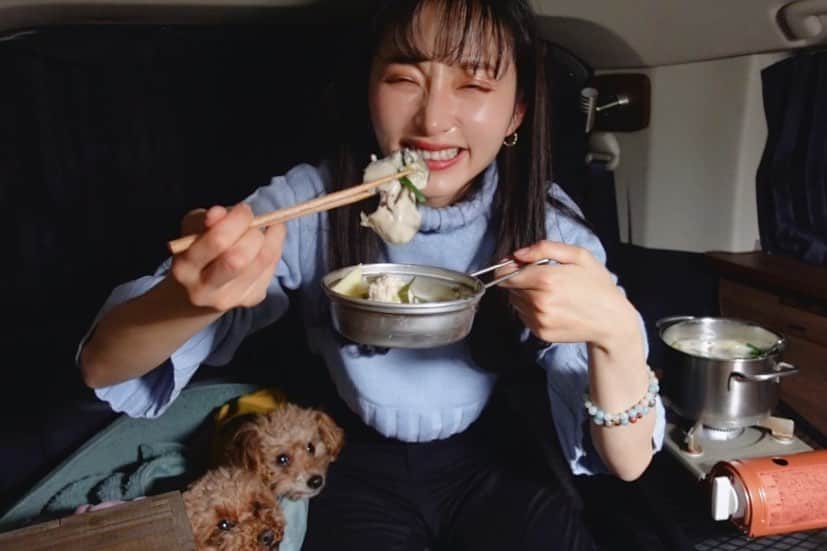 茉莉さんのインスタグラム写真 - (茉莉Instagram)「🤍🐚🍲🥢 スワイプしてね🫣 . . 岩手県でのおすすめ車中飯😆 絶品！『牡蠣鍋』✨ . . 岩手県陸前高田市と宮城県気仙沼市の、 県境にある広田湾で採れた牡蠣！🌊 もうこれがどれも大粒でめちゃくちゃ美味しいの…！🥺🧡 贅沢にたっぷりと…豆乳鍋にして頂きました🙏🌟 冗談抜きで…今まで食べた中で 一番美味しかった牡蠣鍋です…🥲🫶 ぜひみなさんにも食べてみて頂きたいなぁ💕 . . #牡蠣鍋#牡蠣#絶品グルメ#車中泊#車中飯#女ひとり旅 #バンライフ#犬連れ旅#東北一周#日本一周#陸前高田グルメ #牡蠣小屋 #広田湾#豆乳鍋#ひとり飯#デリカd5カスタム #デリカd5がある生活 #デリカ女子 #車旅#キャンピングカーの旅#岩手県グルメ#岩手県観光#岩手旅行」7月2日 20時19分 - mari._xx