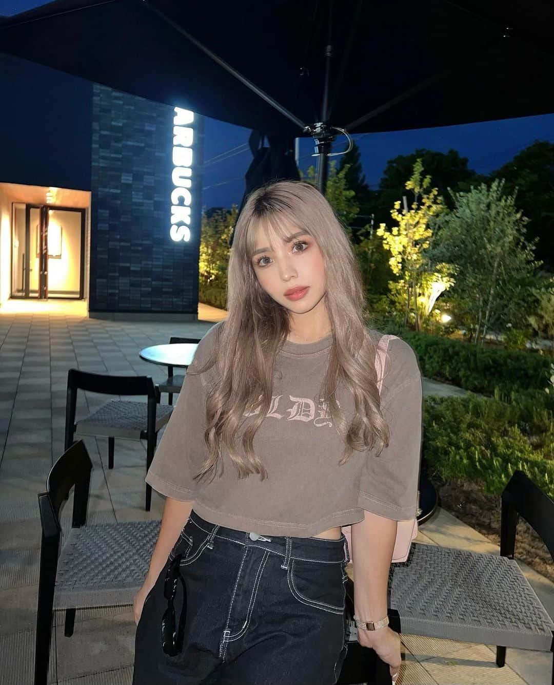 MAYUのインスタグラム：「#belencode 🤎🌙⠀ ⠀ @blondey_official のnew tops✨⠀ ショート丈ってかわいい🫶🏻⠀ 夕方のテラス気持ちよかったな〜😎🍃⠀ ⠀ #blondey」