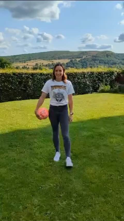 ジェシカ・エニス＝ヒルのインスタグラム：「I’m supporting The Children’s Hospital Charity and taking on the 5 for Theo challenge. Here’s my attempt at 5 kick ups, I’m nominating 5 people to try it too, and donating £5 to the Charity.  5 for Theo is led by Lioness @esme.morgan as she gets ready for this Women’s World Cup 🏴󠁧󠁢󠁥󠁮󠁧󠁿 so show your support to our team and try it yourself!  I’m going to nominate @jamie.redknapp @alisonhammond55 @jeanettekwakye @gabbylogan @chrishoy1   If you want to take on the challenge tag @thechildrenshospitalcharity, use the hashtag #5forTheo and get kicking!     Link in my bio   @thechildrenshospitalcharity #5forTheo @lionesses」