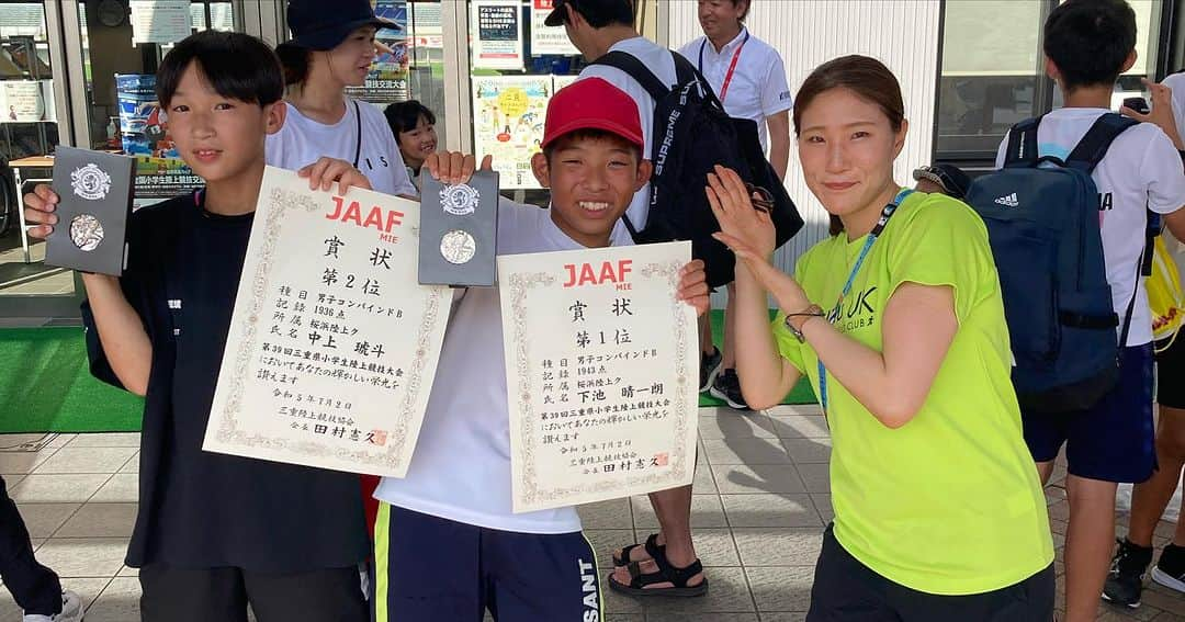 世古和のインスタグラム：「. 7/2  三重県小学生陸上競技交流大会でした🌷  小学生にとって、 9月に横浜で行われる全国大会をかけた 1番大きな試合です🏟️  NACチームは それぞれの所属先で、 混合リレー👑 男子コンバインドB👑 女子6年生100m👑 で優勝し、3種目で全国大会出場を 決めることができました㊗️🏟️✨ また、たくさんの選手が静岡で行われる東海大会の 出場を決めてくれました👏  全国に行くのは1人、 東海大会へ行けるのは5人と、 悔しい思いをした選手の方が多い陸上競技ですが… それに向けて頑張ってきた子供たちを ずっと見てきて、勝っても負けても 本当にかけがえのない、 価値のある素晴らしい時間やったと思います✨  コーチとしてはもう、みんなに優勝をあげたい気持ち🥴🏅  嬉しい思いも、悔しい思いも、 どちらも大切だと思いますし、 陸上競技でもそれ以外でも絶対にプラスになると思います🏟️！  個人的に思い入れがあり、すごく感動したのが、 コンバインドBの2人です🌸 7点差の1.2位でしたが、 お互いの存在でここまで 来れたと思います😌 これからも切磋琢磨してほしい2人です👑  この2名は、幅跳び、ジャベリックの コンバインドBなので、 正直私は全然何もしておらず、 2人のコーチのおかげです😌 @ryuka.d.hamaguchi  @h.kouhei1026  感謝です✨  それと、2人の所属先で、主な練習をしてベースを築き、 NACの活動もご理解くださる 桜浜陸上クラブさんの力も 本当に素晴らしかったです🌸😌  子供たちを通して、 また今年も色々なことを 学び、喜び、悔しい日でした🥹  また今後の活動にも活かしていき、 よりよいものを伝えられるよう 私もまた頑張ります💪  . #nac#trackandfield#ise#mie #ナック#陸上競技#陸上#三重県#伊勢市#日清食品カップ全国小学生陸上競技交流大会#三重県小学生陸上競技大会#長文失礼しました🙇‍♀️」