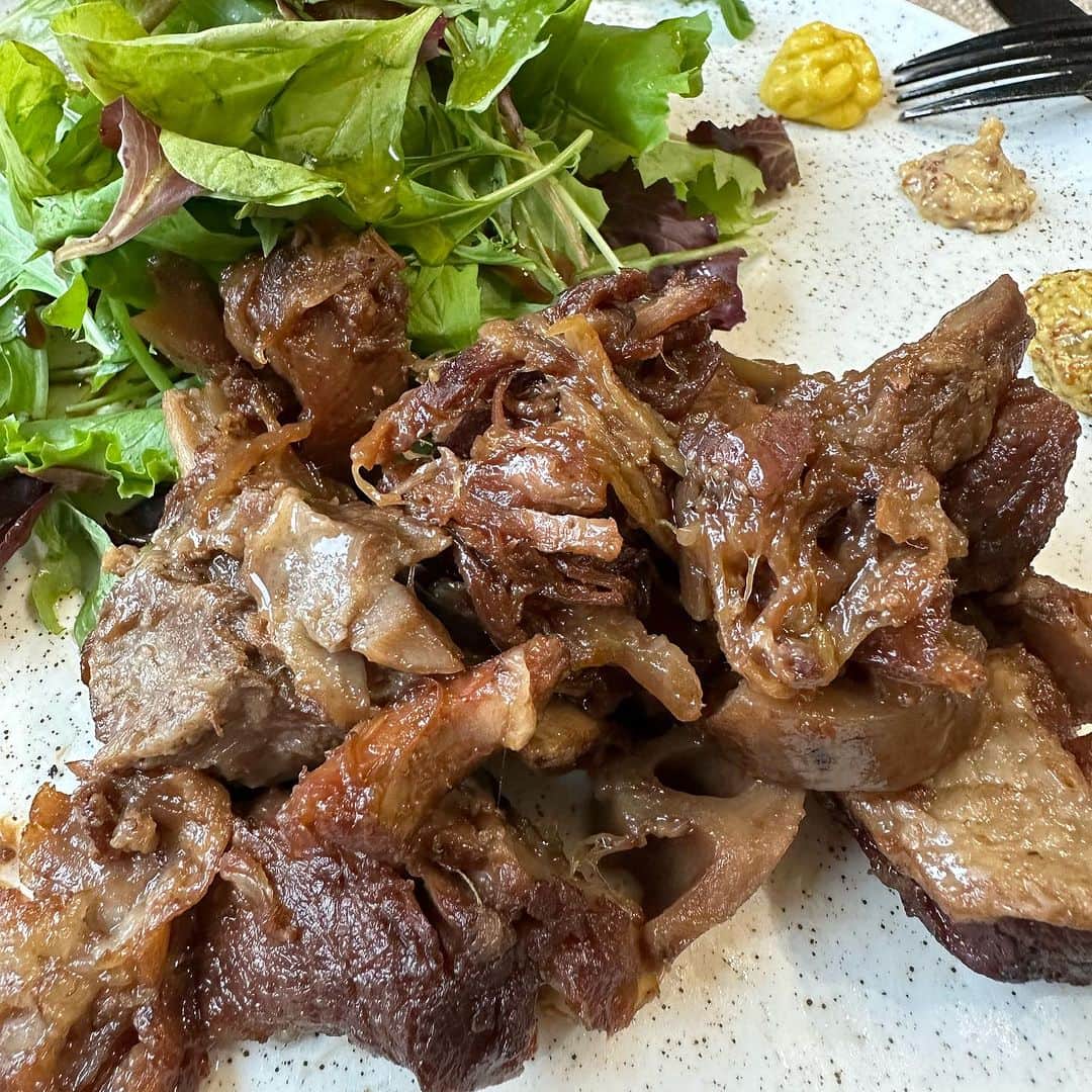 川原由維さんのインスタグラム写真 - (川原由維Instagram)「最高絶品飯出来ました🤭😋🫡  @haruhigohan さんのストーブ鍋レシピ本📕集めてて、そこから中華風スペアリブを作ってみたのだが…  絶品😋過ぎた🤭  甘味と骨付きスペアリブの最高の味が、アルコール🍷ついつい進んじゃう🤭  薬味的なのは絶対必須な私です😆  お鍋に入れとくだけだから、是非作ってみて欲しい〜  私は今度誰かに試食してもらお🤭  #ストーブ鍋 #お家ご飯 #cooking #料理 #大橋由香 #ストーブ鍋レシピ」7月2日 20時28分 - yui5520