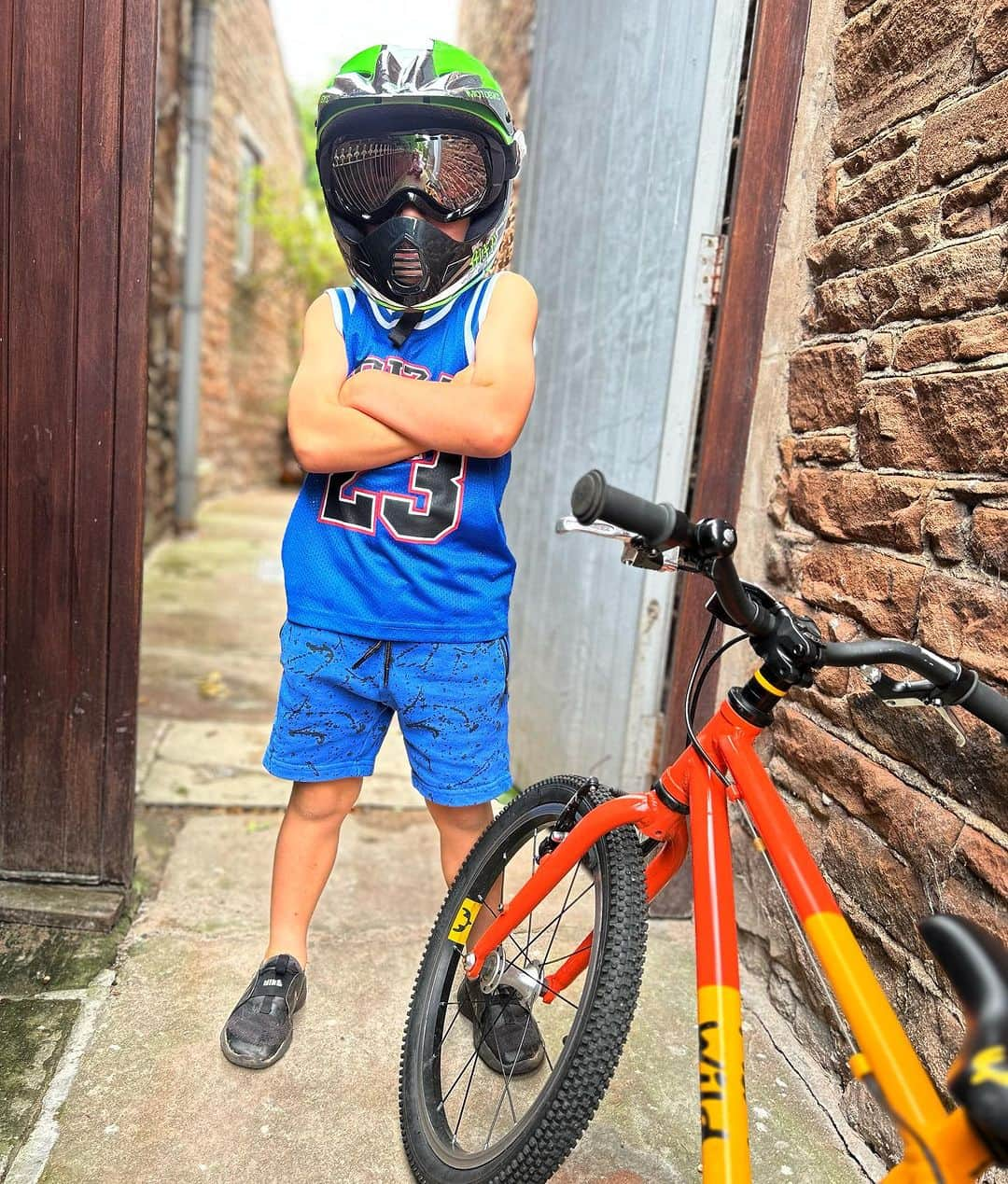 ヘレン・スケルトンのインスタグラム：「Never dull……. True story he came with me to work one day and blagged a bike. Hasn’t been off it since @gooutdoors . #neverdull #sundayfunday #bikeride #cycling #freshair #weekends #myboy #kids #family」