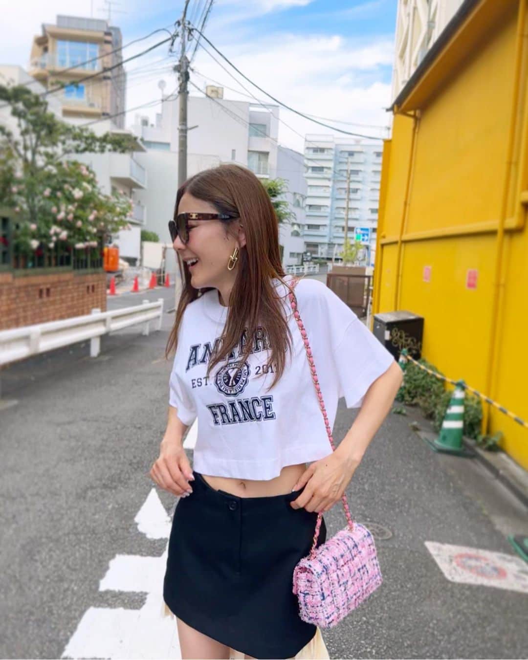 のインスタグラム：「outfit💛💛💛 韓国のロッテデパートで買ったお洋服たち☺️🫶  Tシャツ…#amiparis  skirt…#ashlyn  bag…#chanel sandal…#prada sunglass…#celine  #corsocomoseoul#corsocomo #fashion#outfit#ootd#cordinate#style#ファッション#コーディネート#コーデ#ママコーデ#大人可愛いコーデ#韓国#韓国コーデ#大人カジュアル#corsocomo#ミニスカートコーデ」