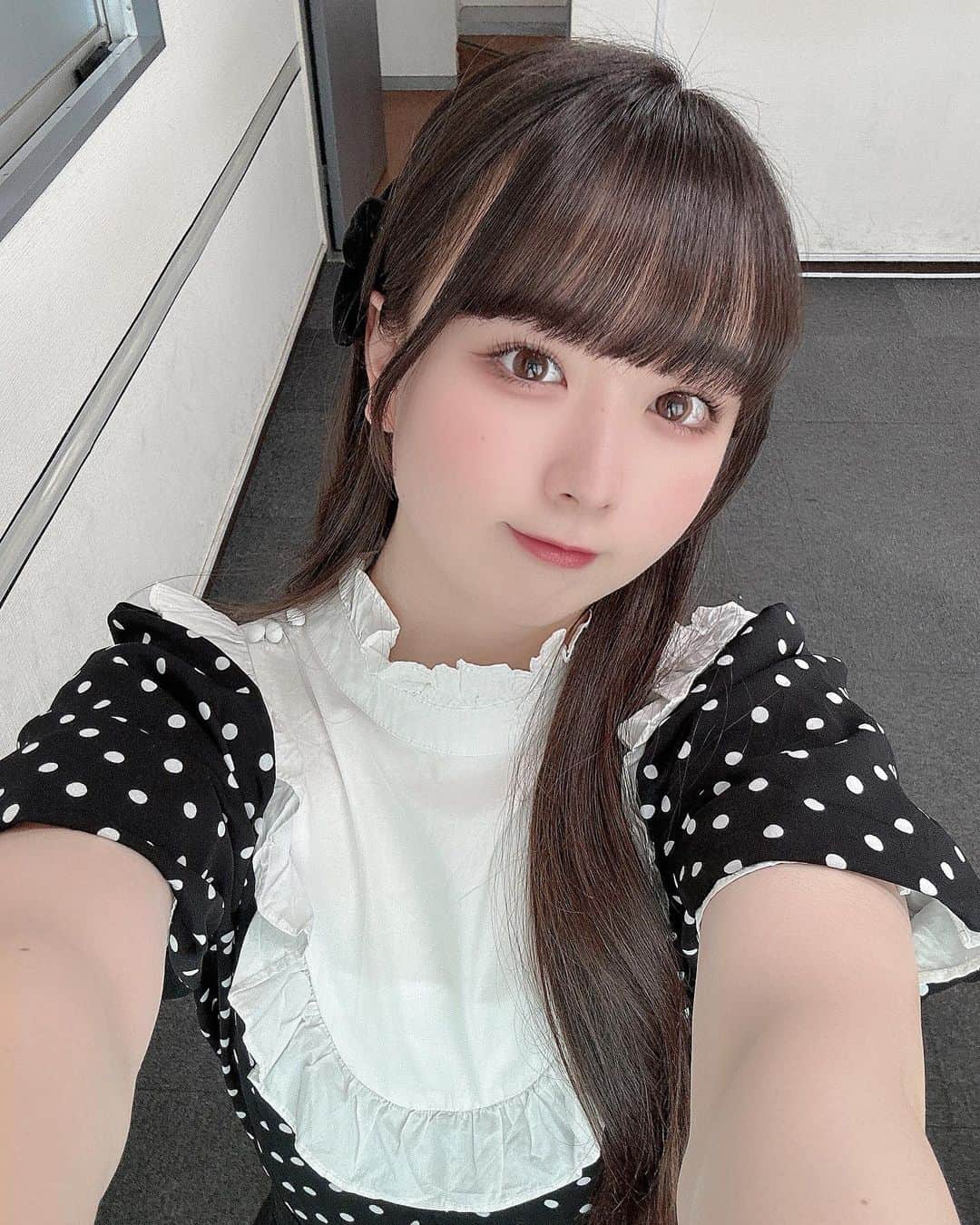 高田もものインスタグラム：「. 最近カラコン褒められるから嬉しい〜👀♡ . eye closetのシラタマブラウンをつかってるよ- ̗̀ ( ˶'ᵕ'˶) ̖́- . ちゅるちゅるのおめめになれちゃった！！ . ハイライトにリンク載せておくね🫰🏻 . かしこ .  #ホテラバ #カラコン #eyecloset #シラタマブラウン  . ♡ @hotel_lovers.official ♡ . #instagood #カラコンレポ #カラコンレビュー #カラコン着画 #カラコン通販 #カラコン紹介 #あいどる #アイドル #japaneseidol #マーメイドスカート #ガーリーコーデ #フレンチガーリー #ロングヘア #黒髪ロング #水玉 #リボン #韓国コスメ」