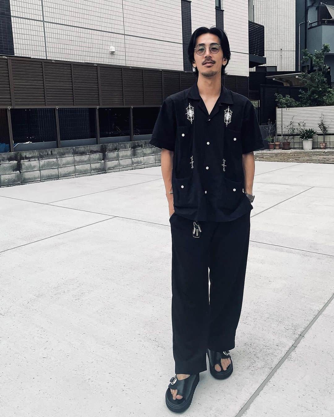 阿部大輔のインスタグラム：「夏が始まるね！ 7月は新たに歳を重ねるスタートでもあるから、どの月よりも良い月にしたいんだ😌 近くにいてくれる大切な人達と共に。 ㅤㅤㅤㅤㅤㅤㅤㅤㅤㅤㅤㅤㅤㅤㅤㅤㅤㅤㅤㅤㅤㅤㅤㅤㅤㅤㅤㅤㅤㅤㅤㅤㅤㅤㅤㅤㅤㅤ 夏に着るブラック推し🌑 キューバシャツは古着屋にて出逢った逸品。」