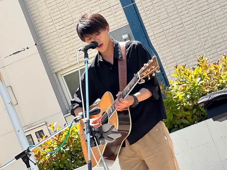 のインスタグラム：「イオン海老名で フリーライブ2ステージ ありがとうございました！  1.海岸通り 2.July 3.涙の砂浜  1.Color 2. SKY 3.ありがとう  新しい繋がりに感謝して 歌わせていただきました！  ファン吉の皆様にも お会いできて幸せでした♪  ありがとうございました！ #イオン　#海老名 #イオン海老名 #野外ライブ #フリーライブ」